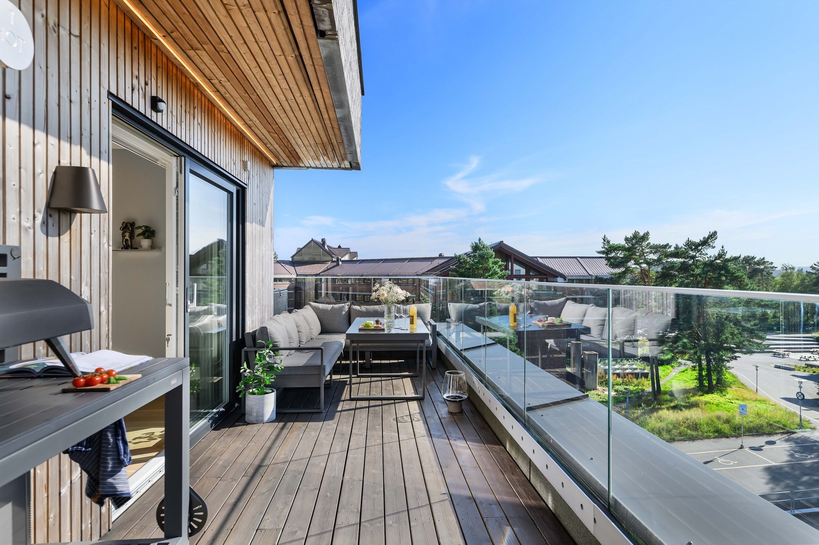 Glassrekkverk gir et moderne uttrykk og utsikt utover nabolaget. Galleribilde