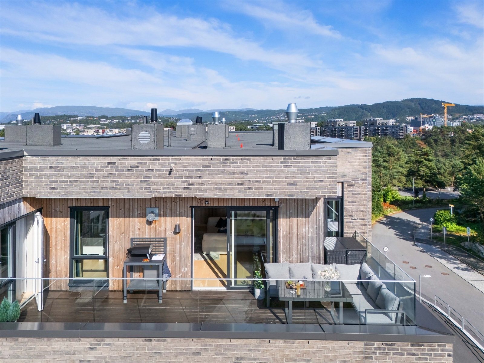 Leiligheten ligger på toppen i bygget som gir en behagelig ro. Galleribilde