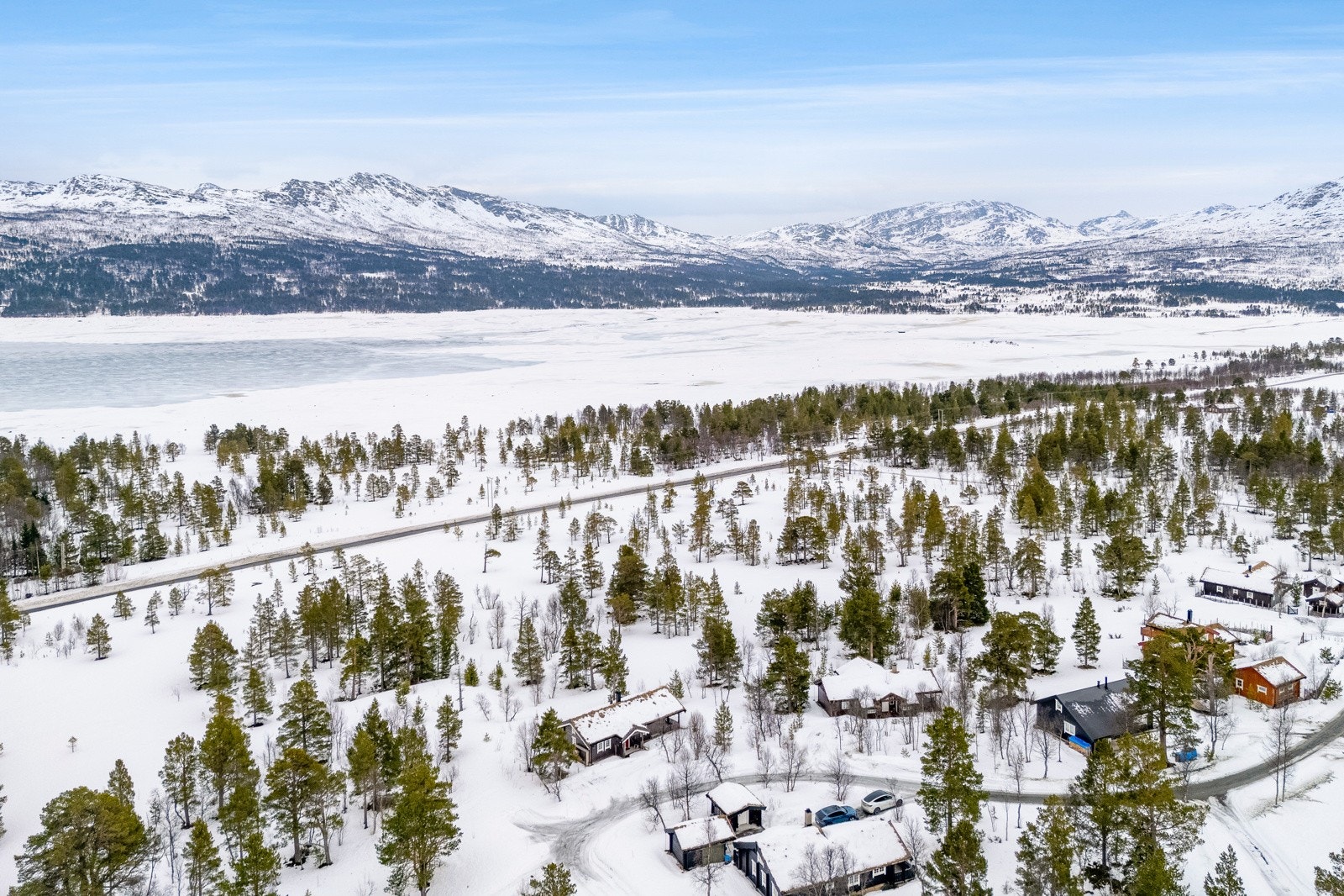 Hytta ble bygget i 2008 og det er gode parkeringsmuligheter på egen tomt. Galleribilde