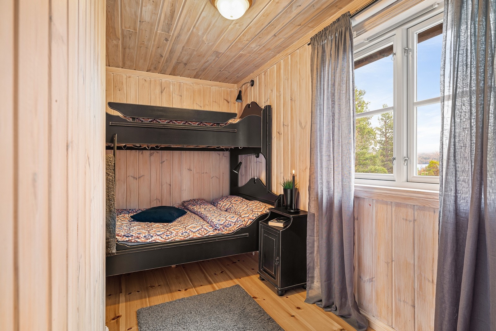 I tilknytning til inngangspartiet er det lagringsplass i en bod og et teknisk rom på ca. 2 kvm hver. Galleribilde