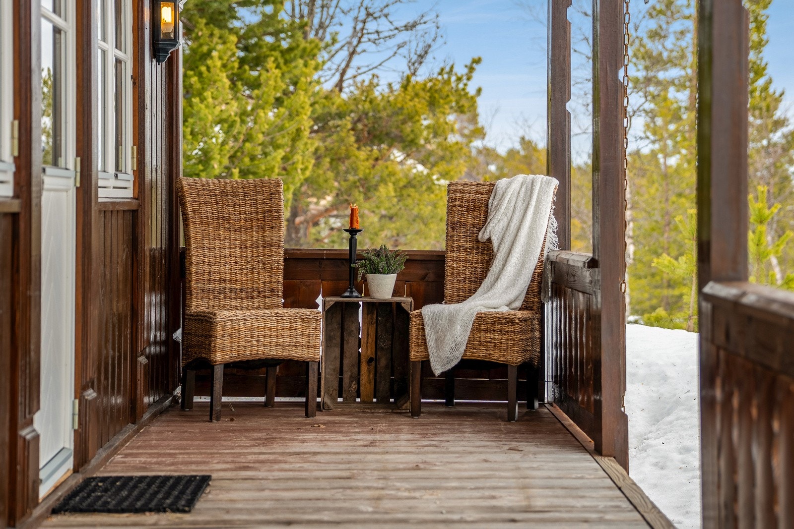 Utformingen av terrassen gir flere soner for møbler til soling, avslapping og måltider. Galleribilde