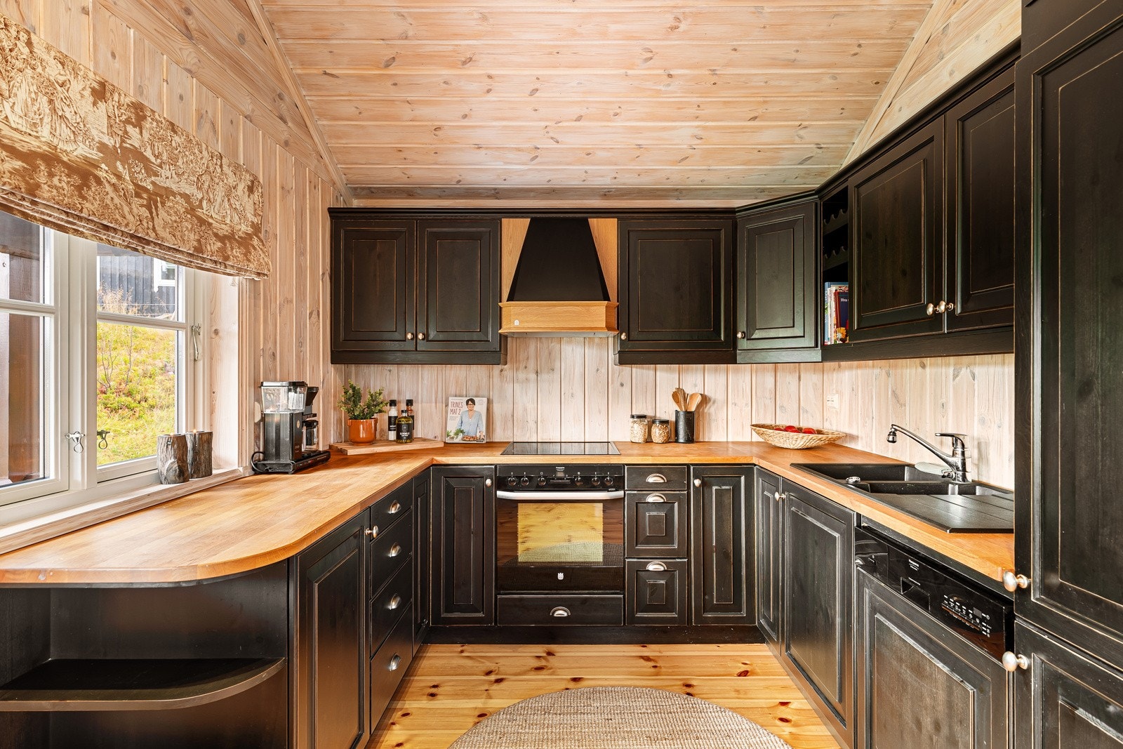 Alle hvitevarer er integrert og består av koketopp, stekeovn, oppvaskmaskin og kjøl/frys. Galleribilde