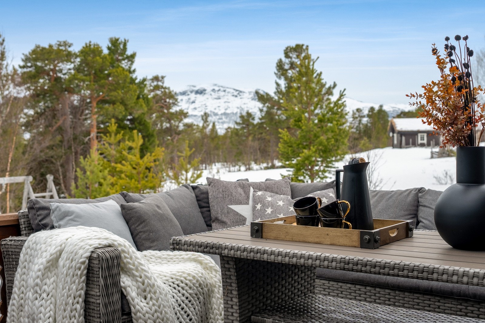 Fra terrassen kan blikket vandre utover vakker natur som endrer palett etter årstidene Galleribilde