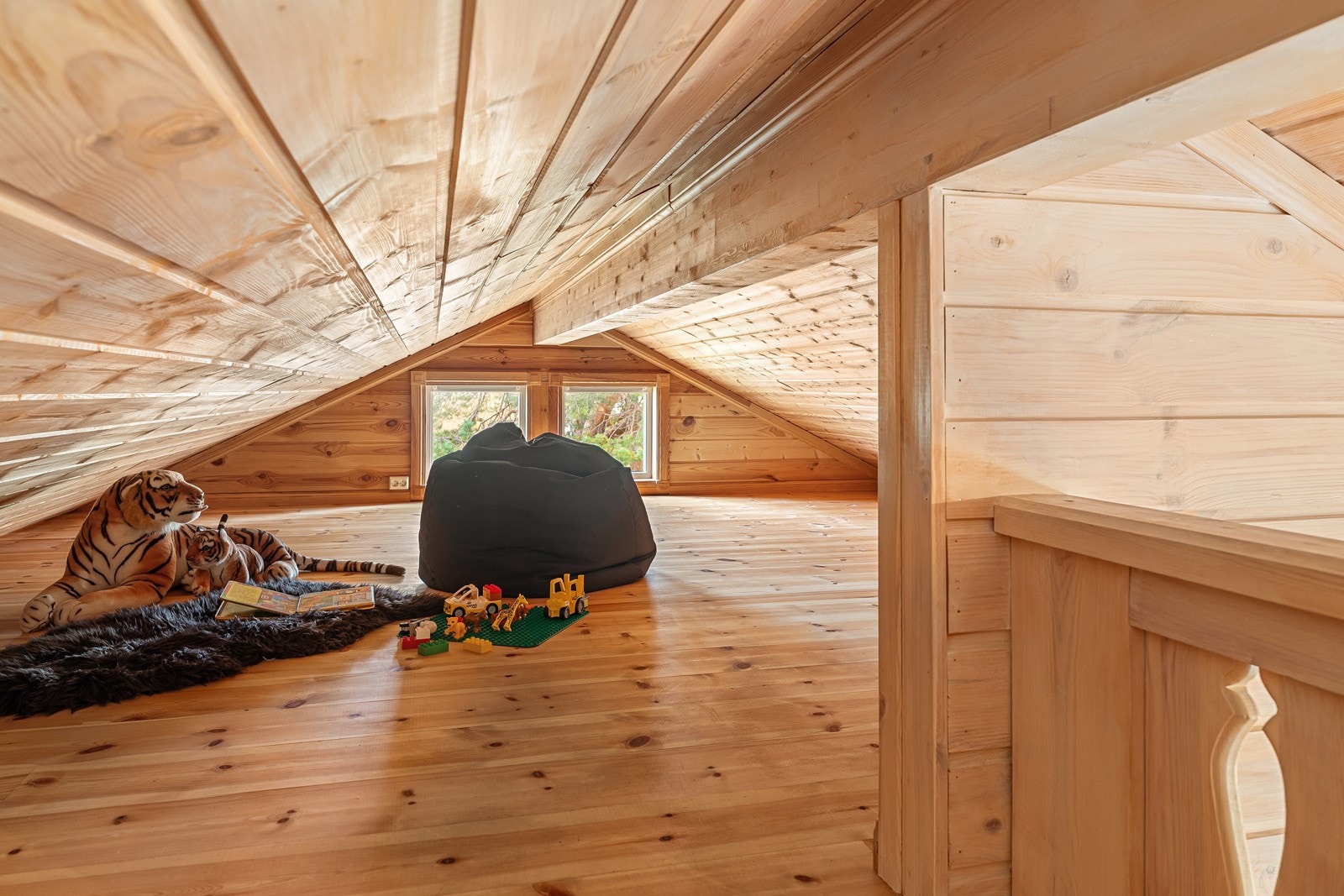 Hemsen får godt lys fra både stuen og vinduet i enden. Galleribilde