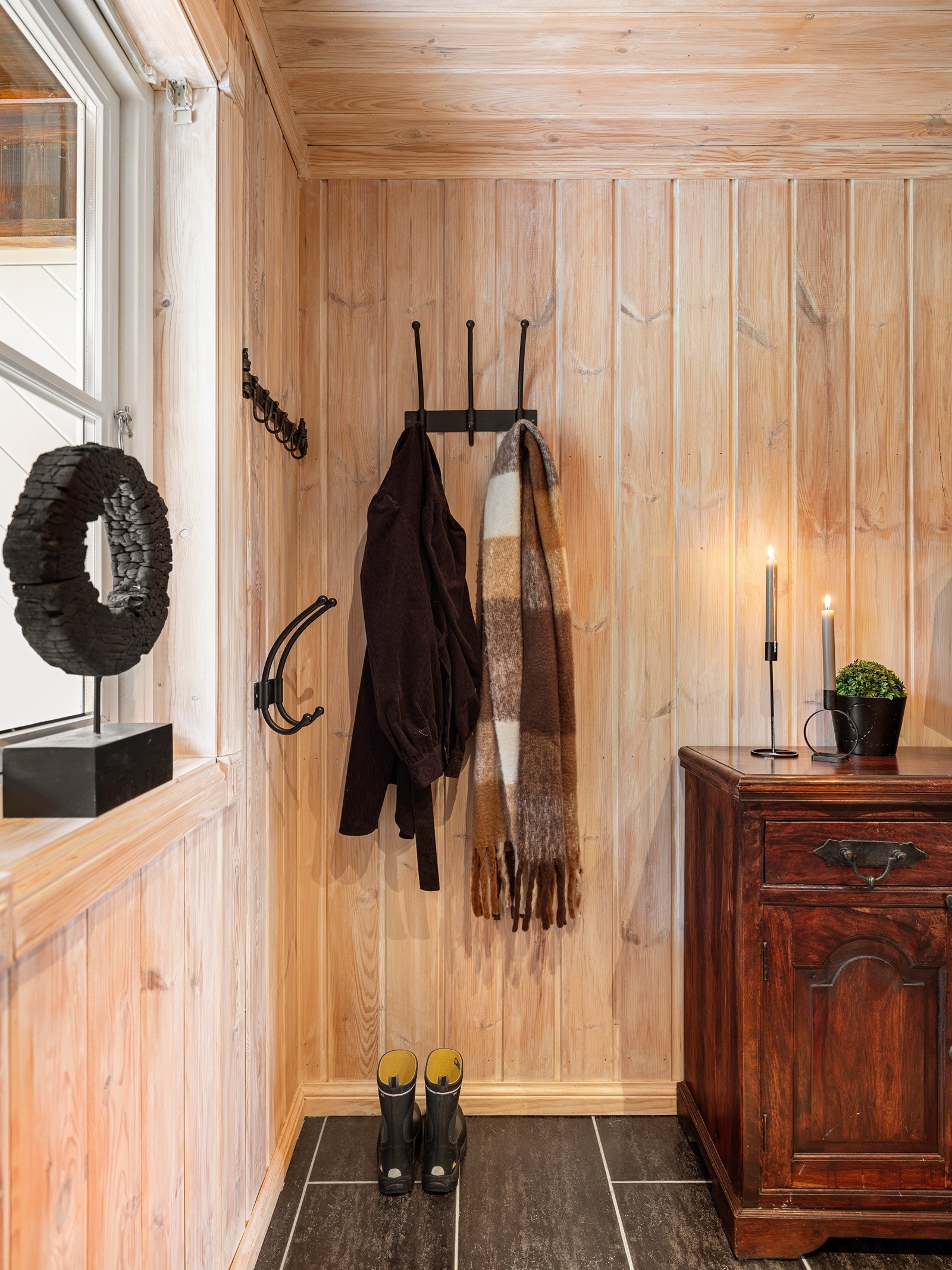 Det er varmekabler i entreen, noe som tørker effektivt opp etter vått skotøy. Galleribilde