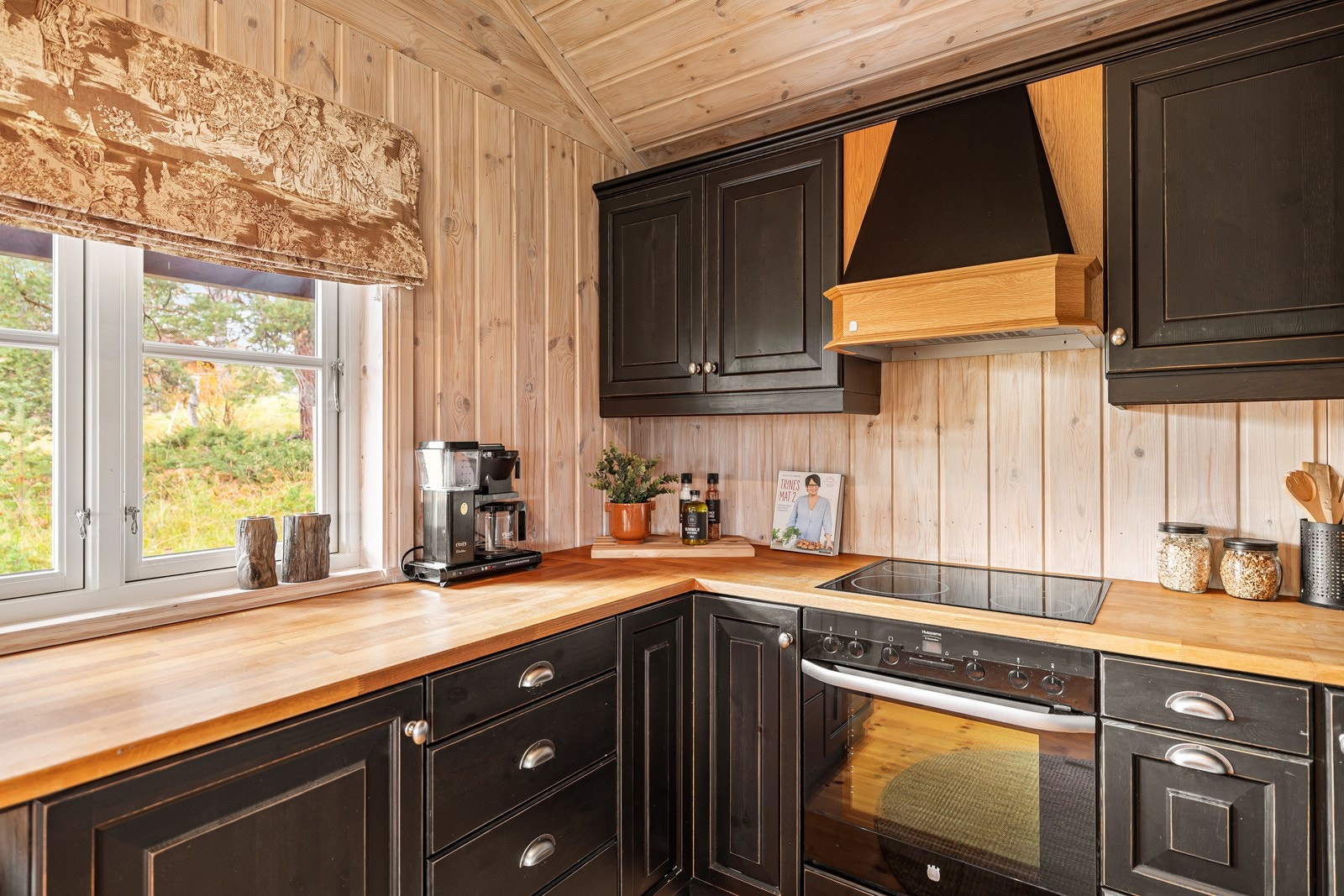 Kjøkkeninnredningen er fra Rennebu Snekkeri og passer godt til resten av interiøret. Galleribilde