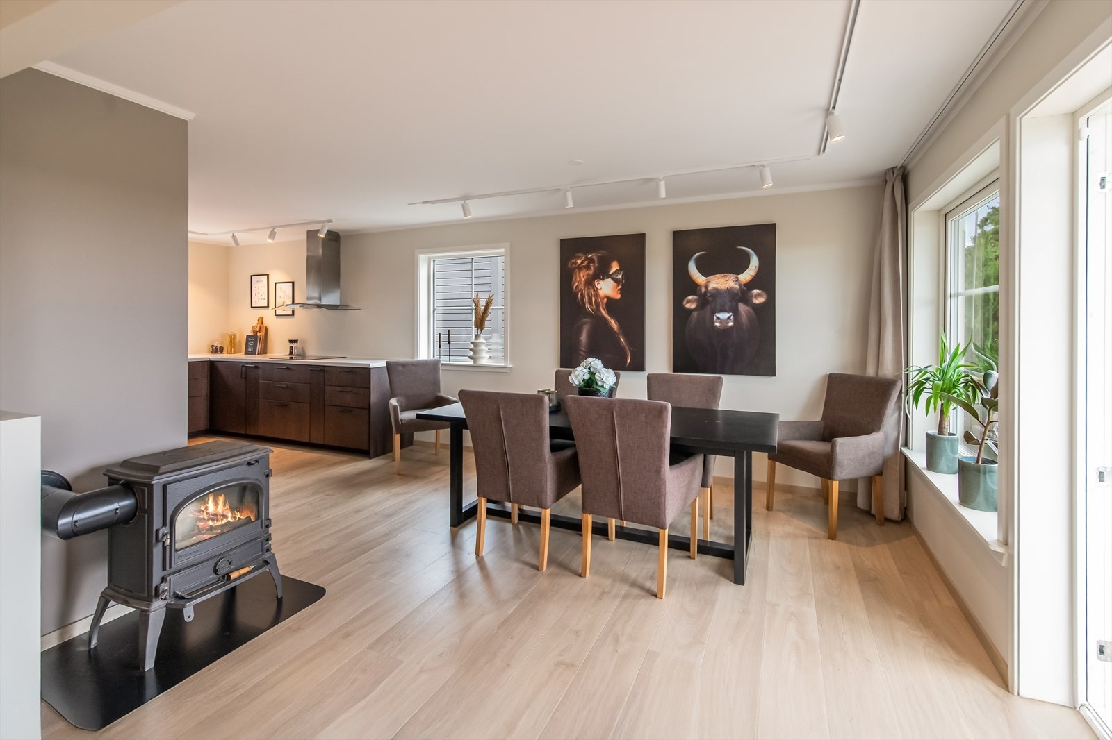 Overflatene er nylig renovert og fornyet i 2024, noe som gir boligen et friskt og oppgradert preg. Galleribilde