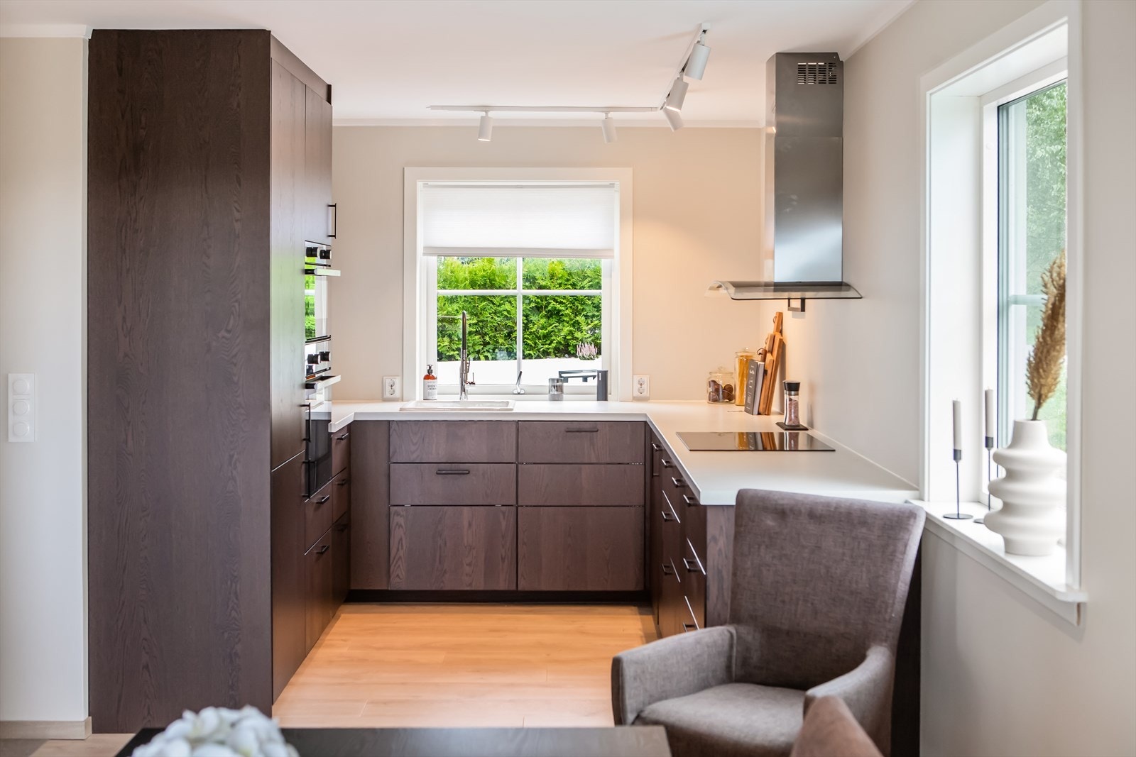 Innredningen er utført i mørke fronter med tydelig trestruktur, noe som gir en varm og eksklusiv følelse. Galleribilde