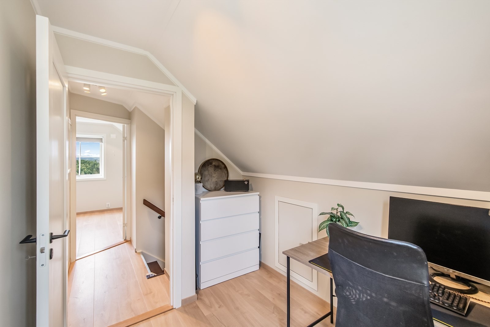 Kontoret i 2. etasje har plass til kontor pult og oppbevaring. Galleribilde