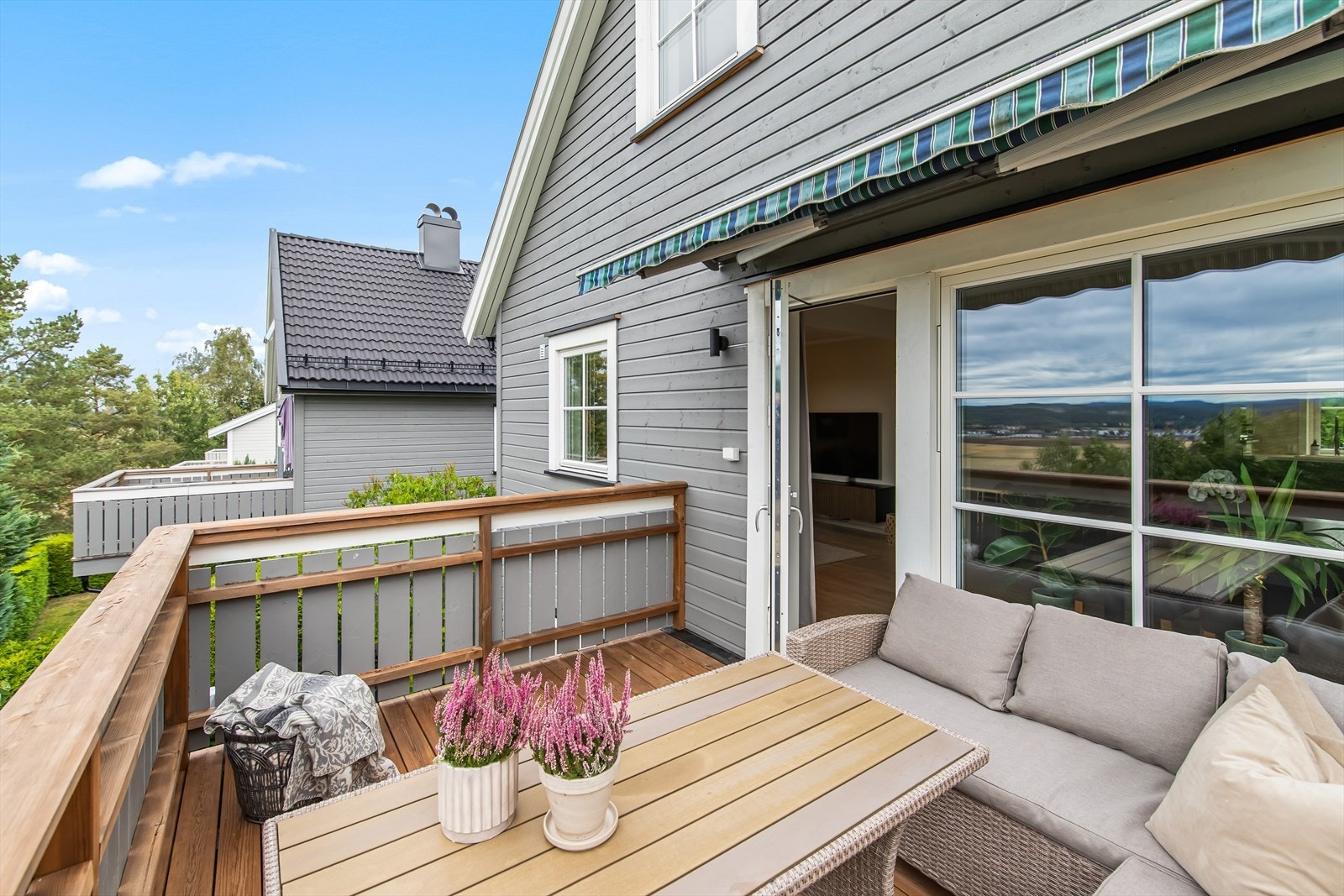 God plass til hagemøbler på verandaen. Galleribilde