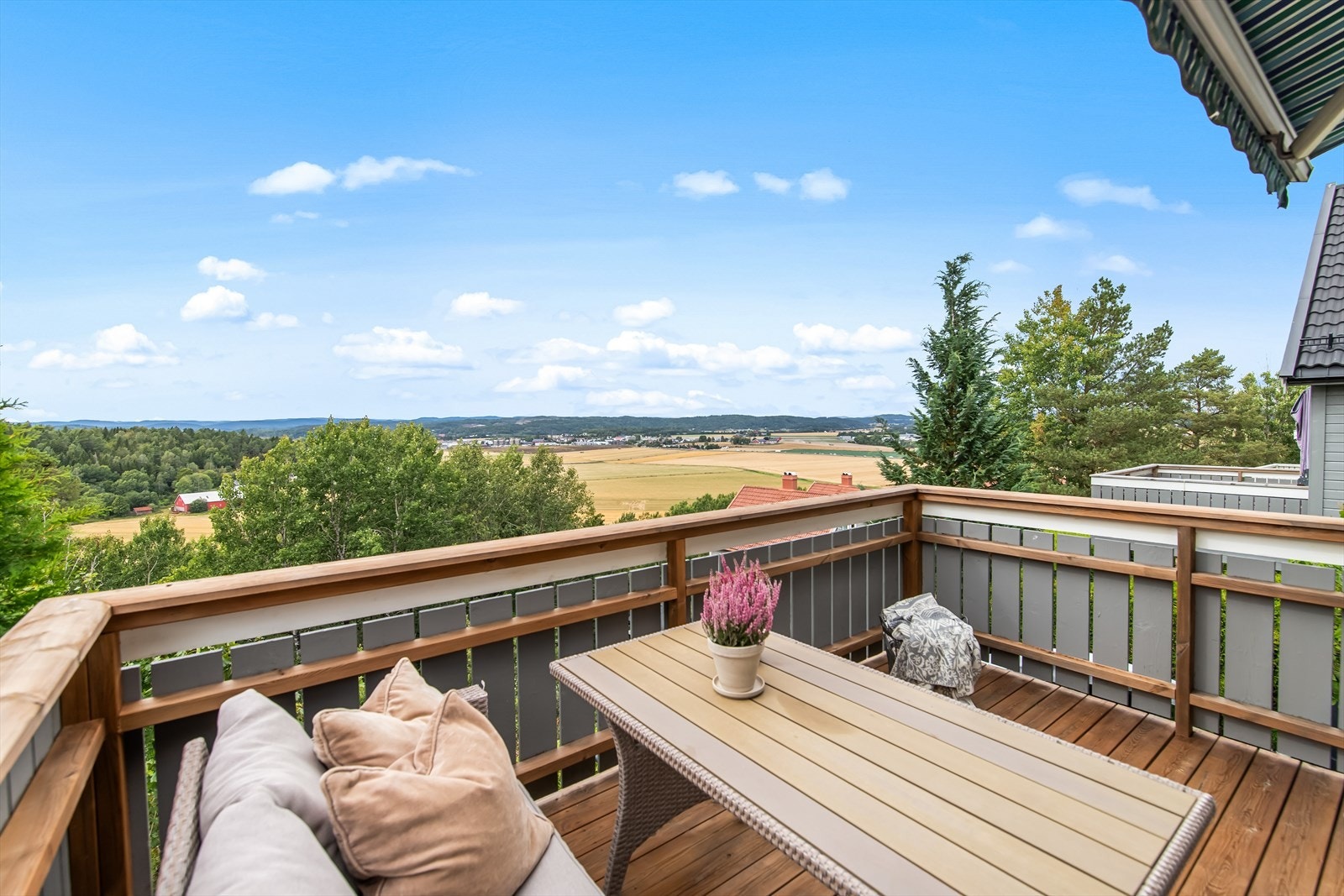 Flott utsikt over nærområdet fra verandaen. Galleribilde