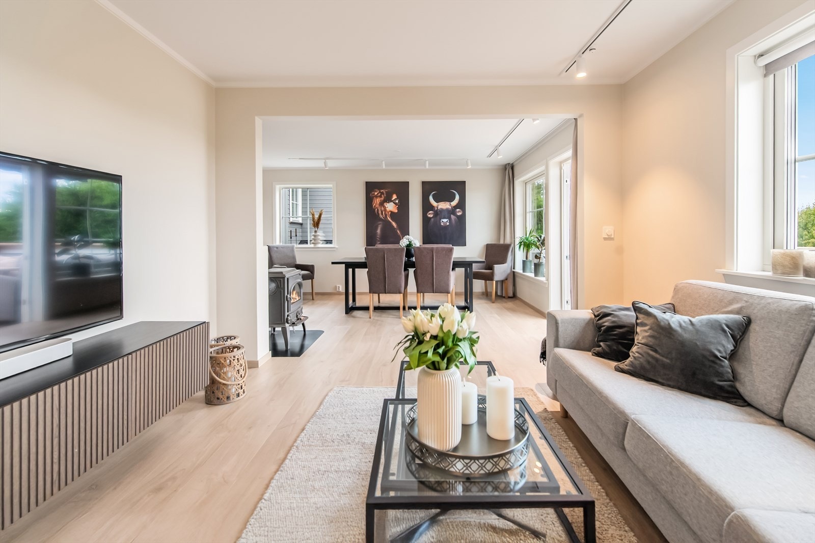 Innvendig møter du lyse og tidsriktige flater, der alle vegger og tak er kledd med malte slette plater. Galleribilde