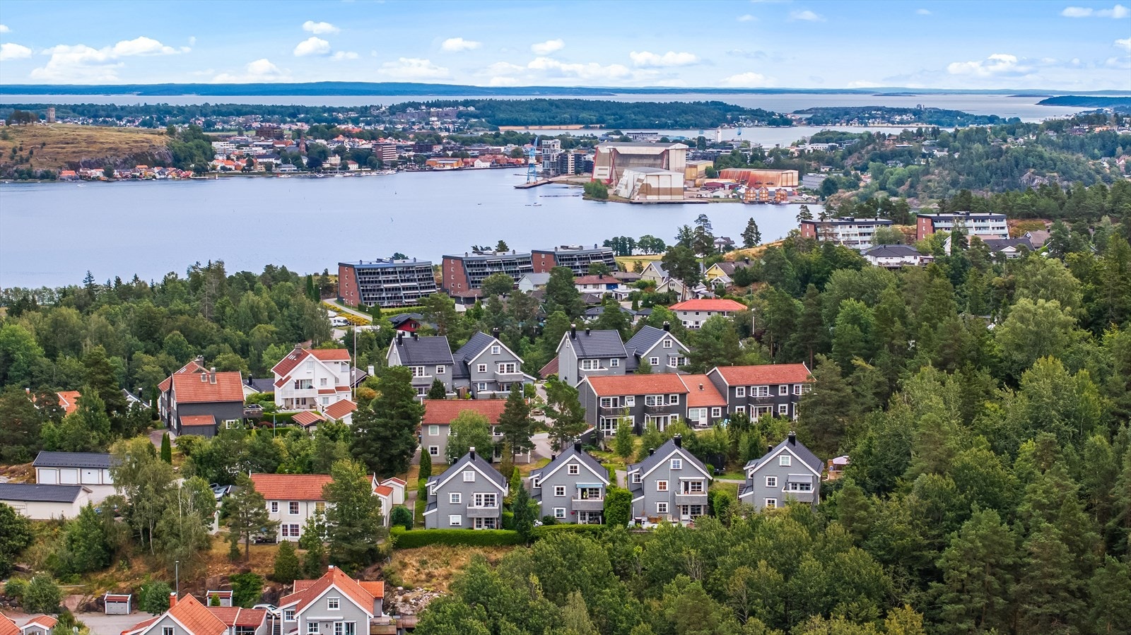 Dette er en flott bolig for deg som øsker å bo sentralt, men samtidig barnevenlig med naturen like ved. Galleribilde