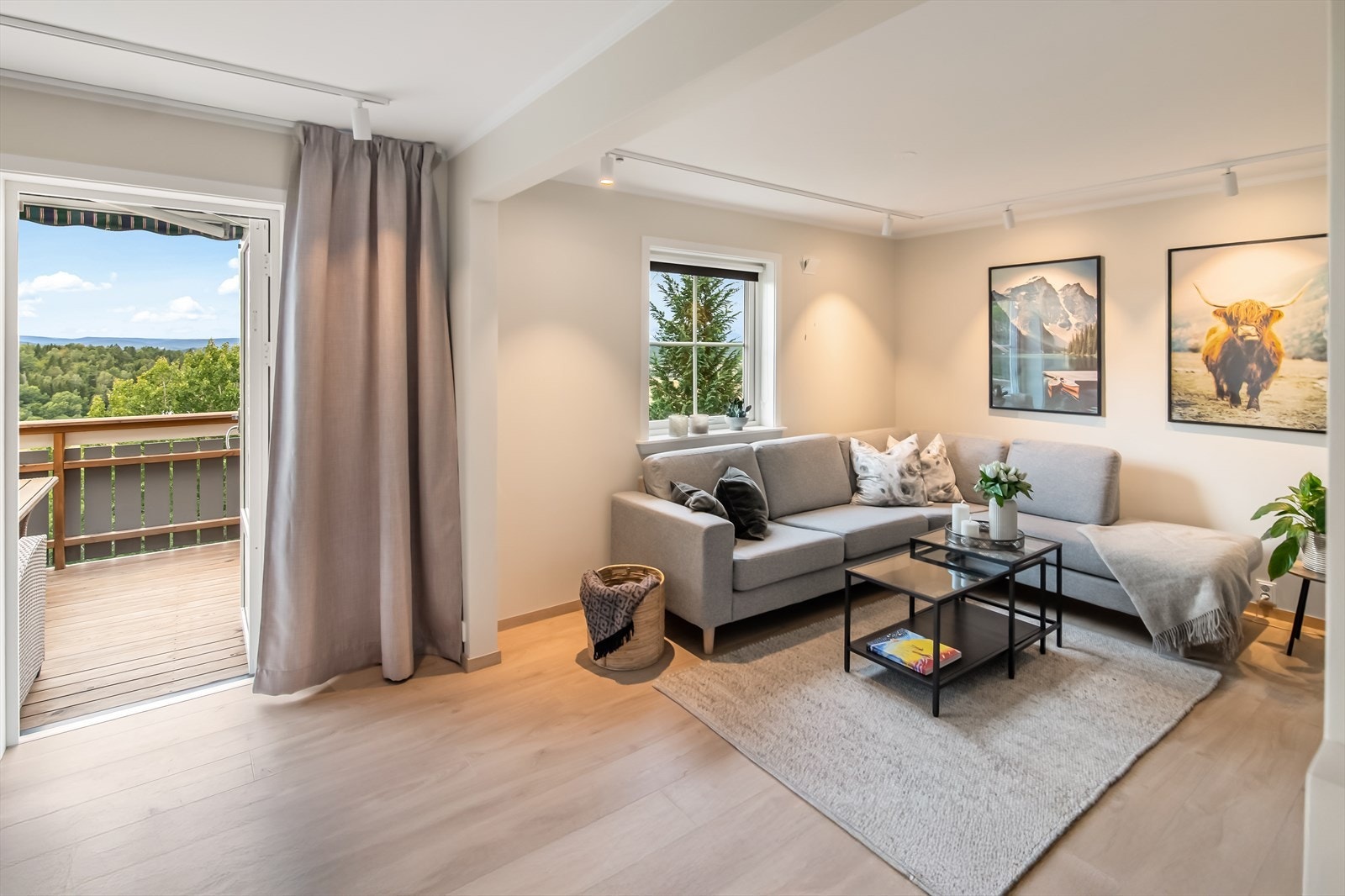 Fra stuen er det utgang til veranda. Galleribilde