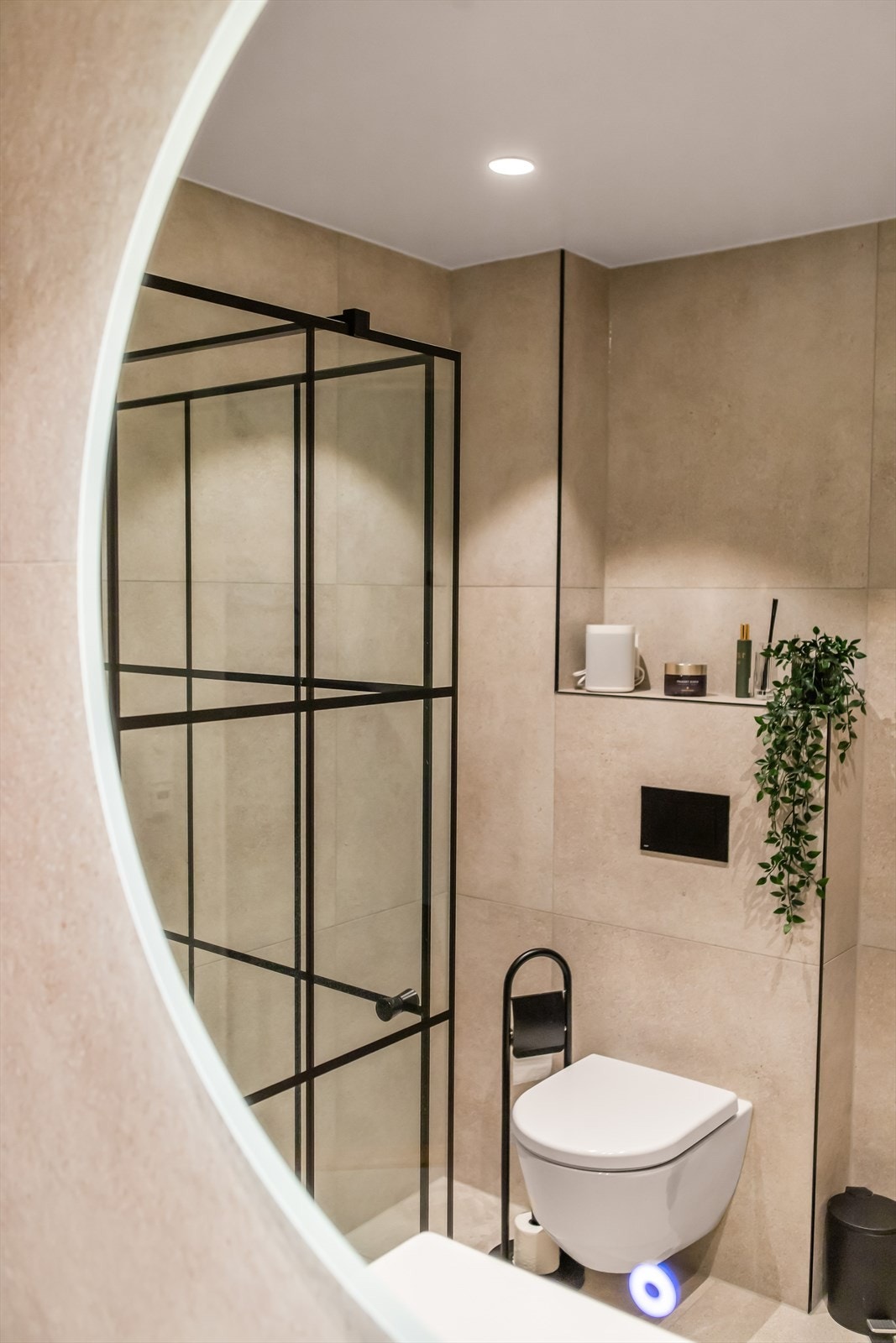 Det store, runde speilen med innebygget belysning setter prikken over i-en og gir både stemning og funksjonalitet. Galleribilde