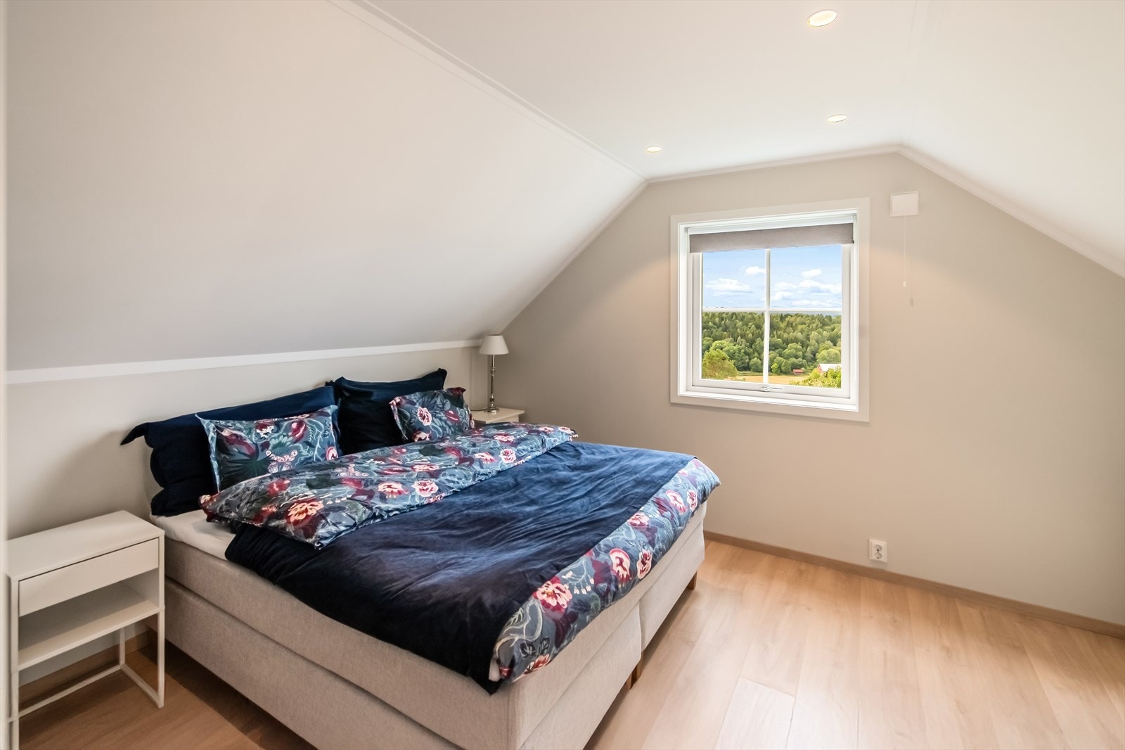 Rommet er malt i lyse, tidsriktige farger. Galleribilde