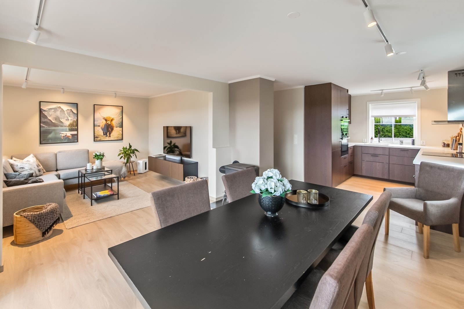 Romslig og luftig åpen stue/kjøkken løsning. Galleribilde