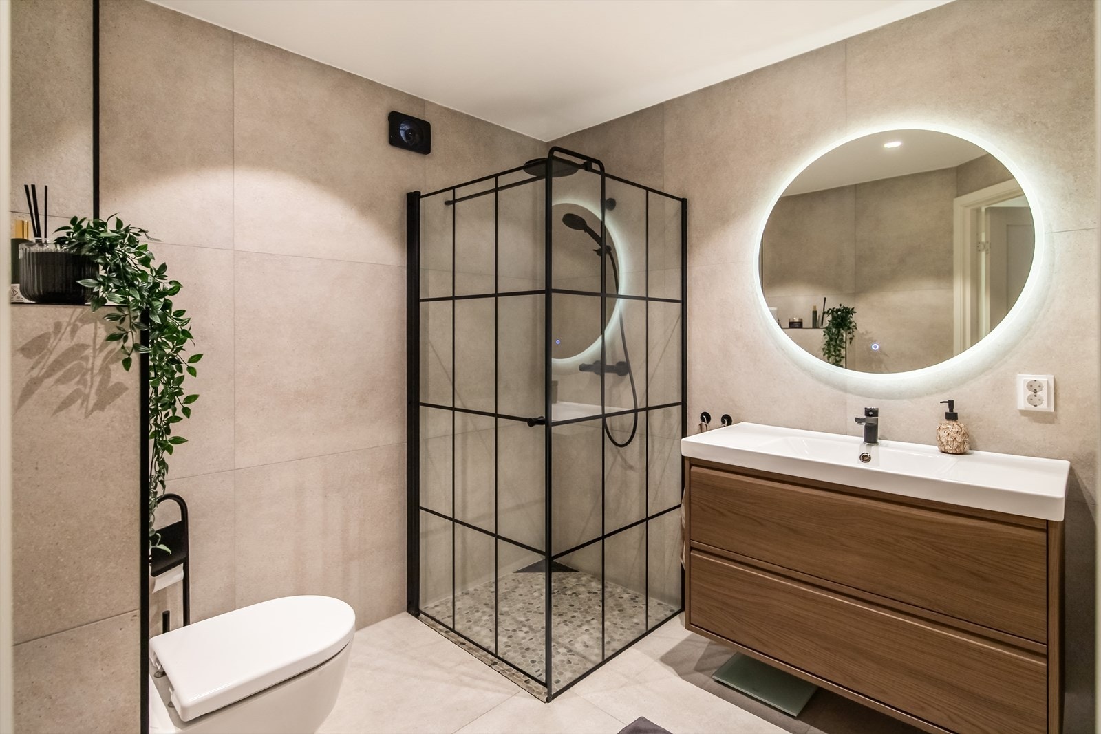 Badet fremstår som moderne, stilrent og gjennomført med en smakfull material- og fargebruk. Galleribilde