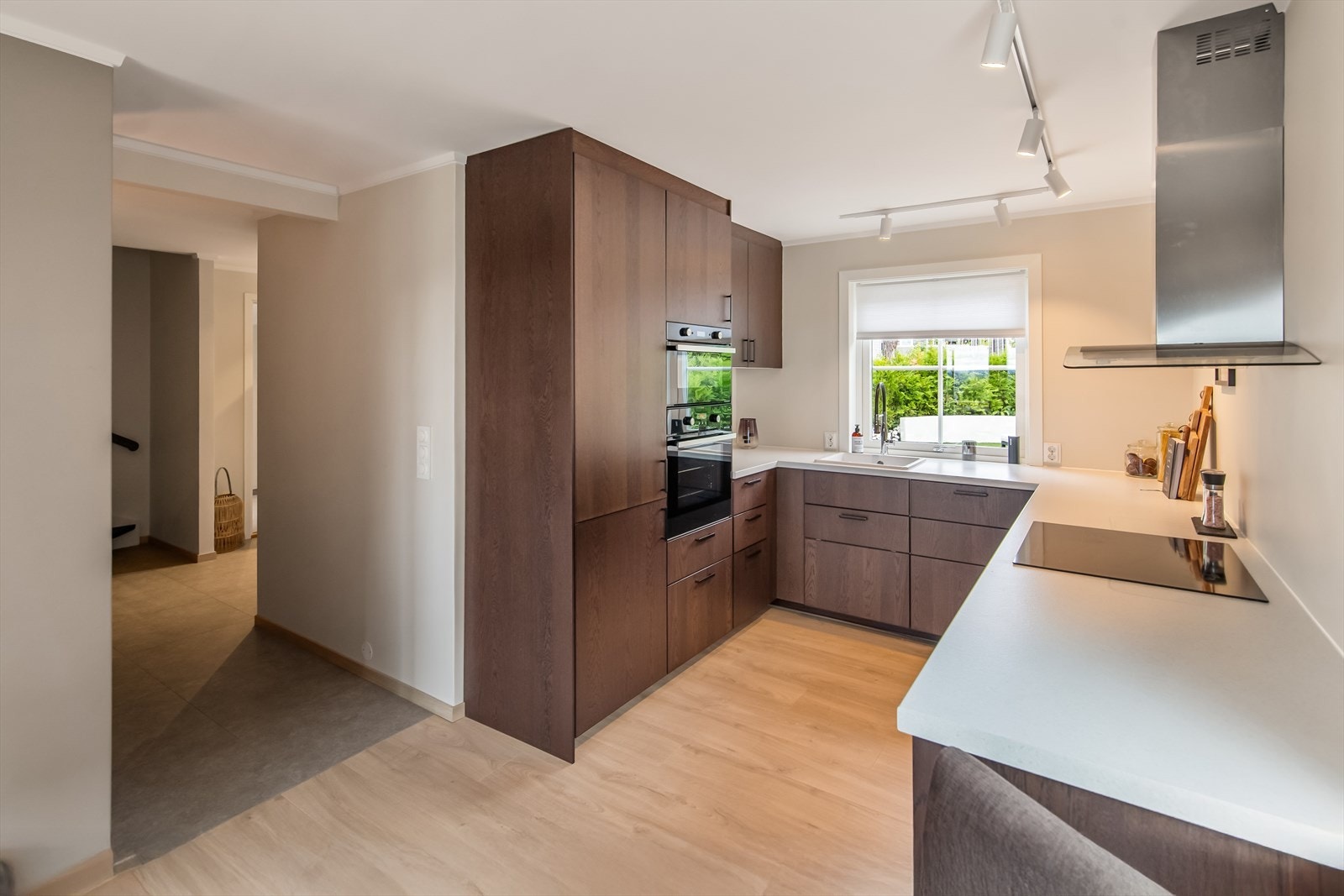 Et kjøkken som kombinerer funksjonalitet og design på en svært vellykket måte - et perfekt samlingspunkt for både matlaging og sosialt samvær. Galleribilde