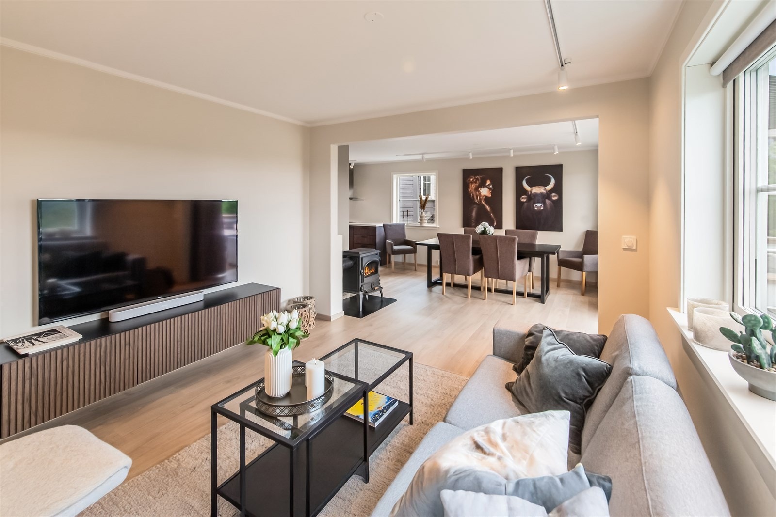 Romslig stue med gode vindusflater. Galleribilde