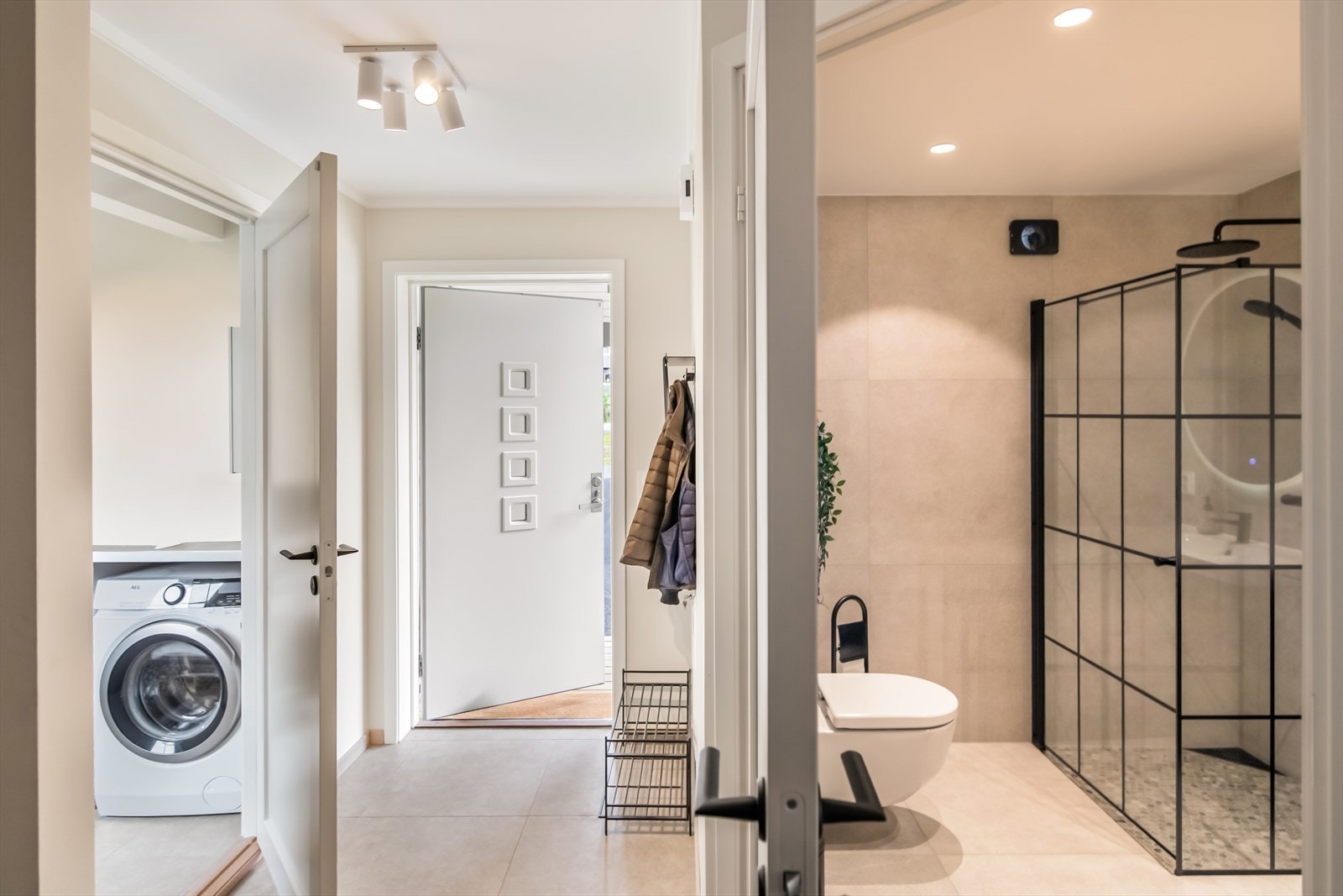 På andre siden av gangen finner man vaskerommet med innredning bestående av benkeskap, høyskap og opplegg for vaskemakin. Galleribilde