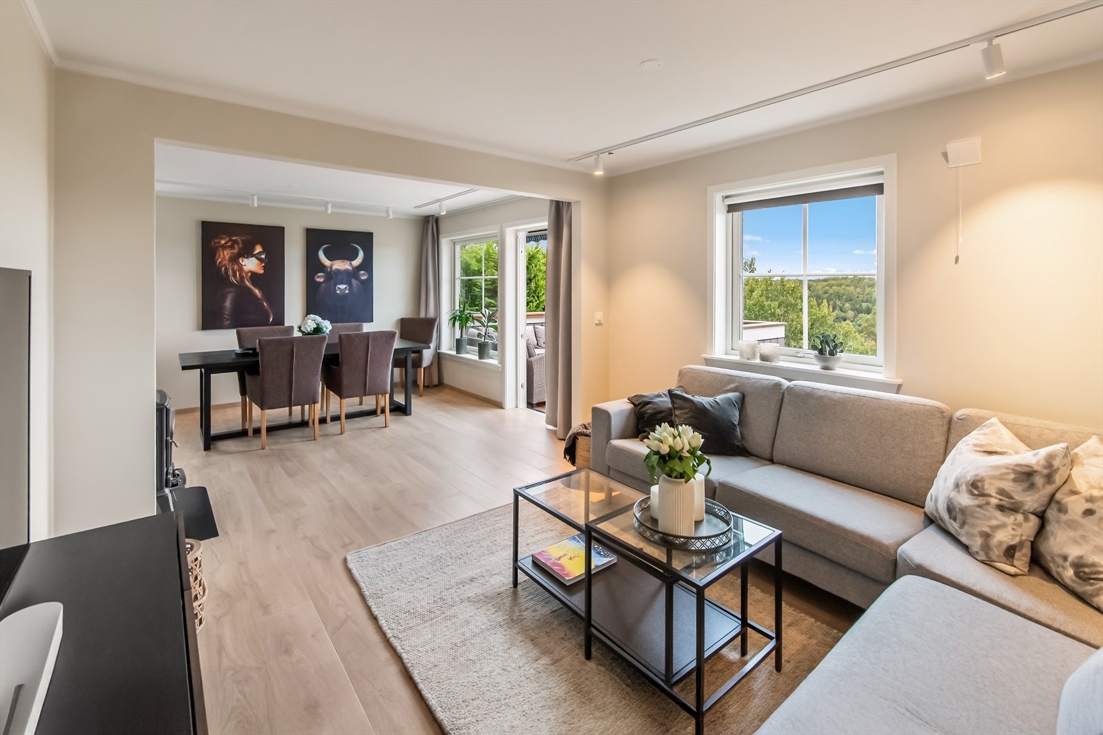 Gulvet er lagt med laminat med heltreutrykk. Galleribilde