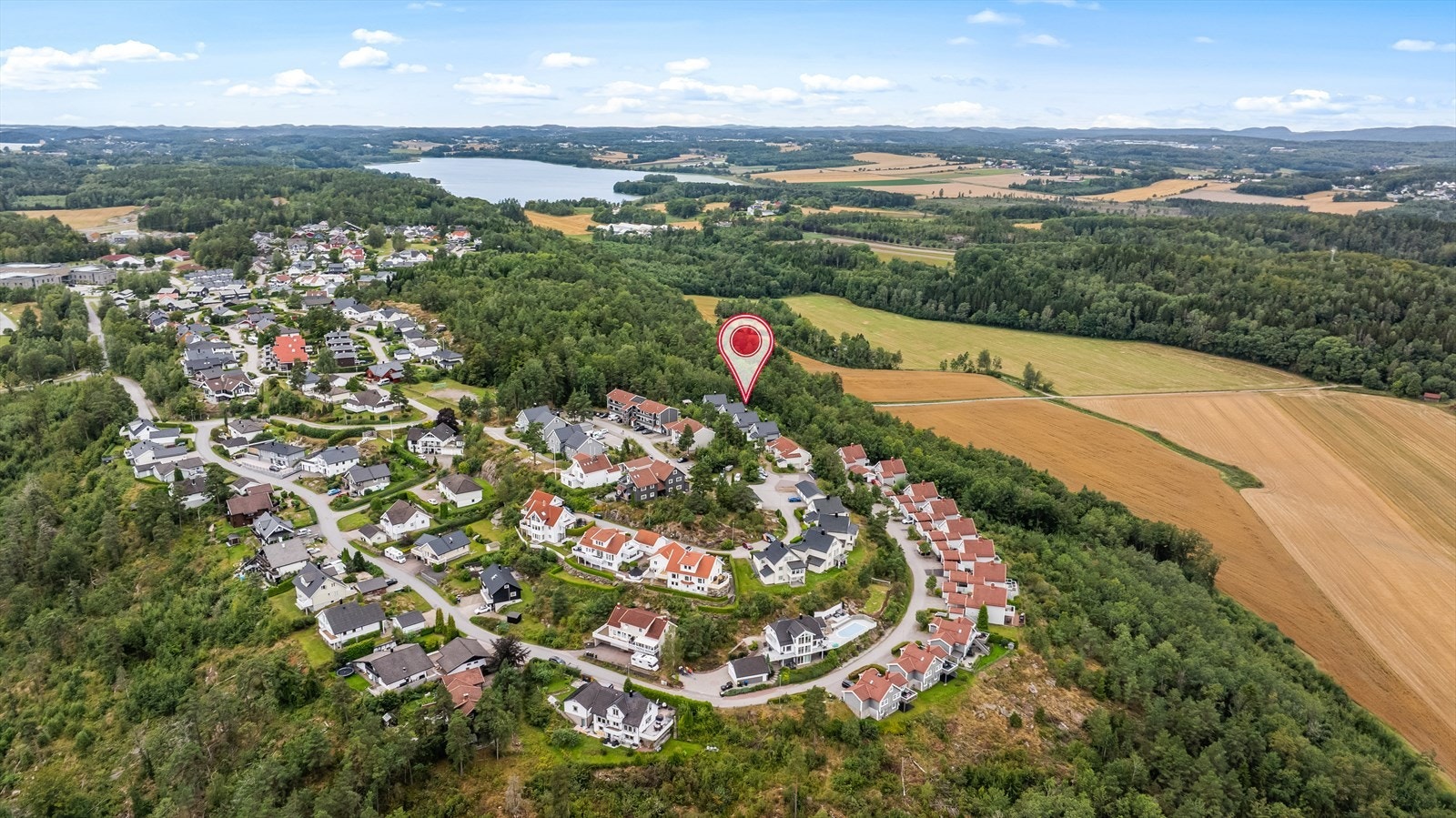 Området er kjent for sitt gode fellesskap og et trygt bomiljø der barn kan ferdes fritt og finne lekekamerater i nærheten. Galleribilde