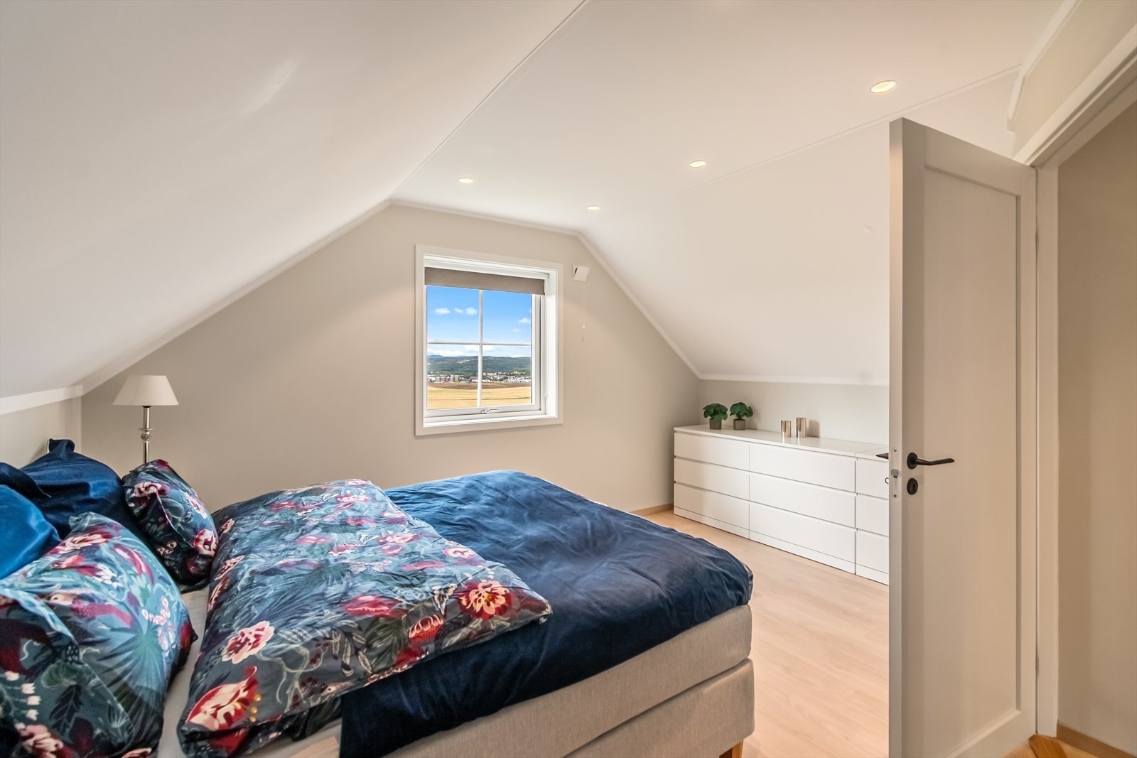 Hovedsoverommet er romslig med god plass til seng og oppbevaring Galleribilde