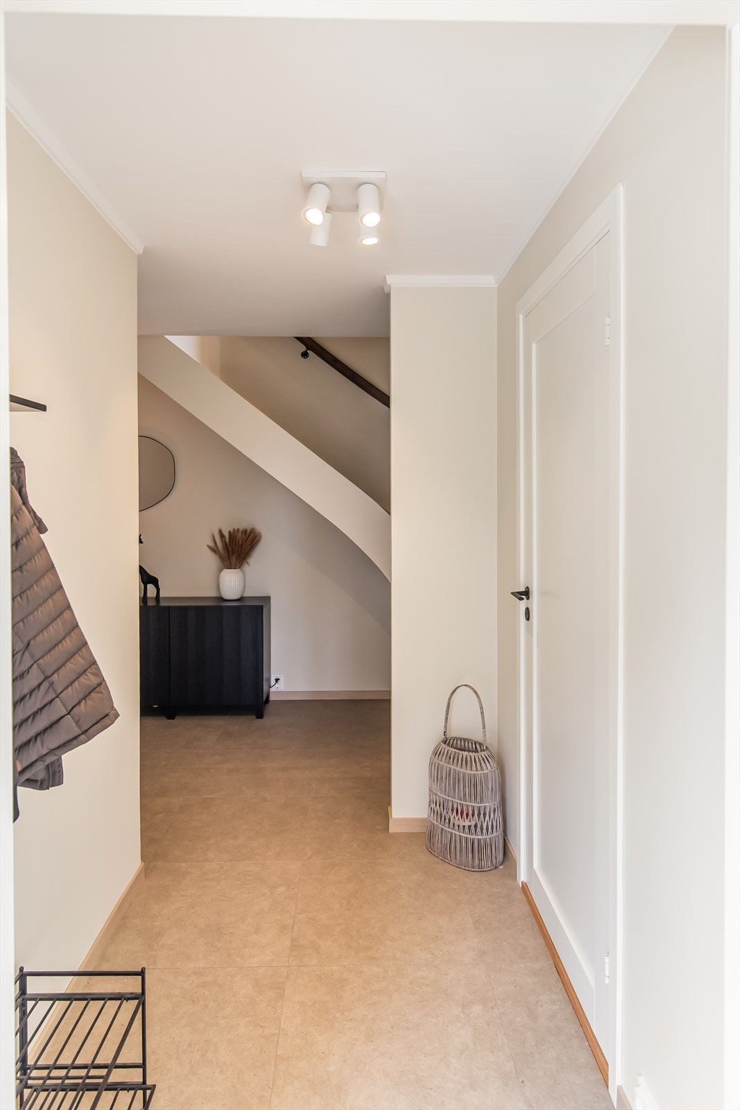 Entreen er flislagt med varmekabler i gulv. Galleribilde