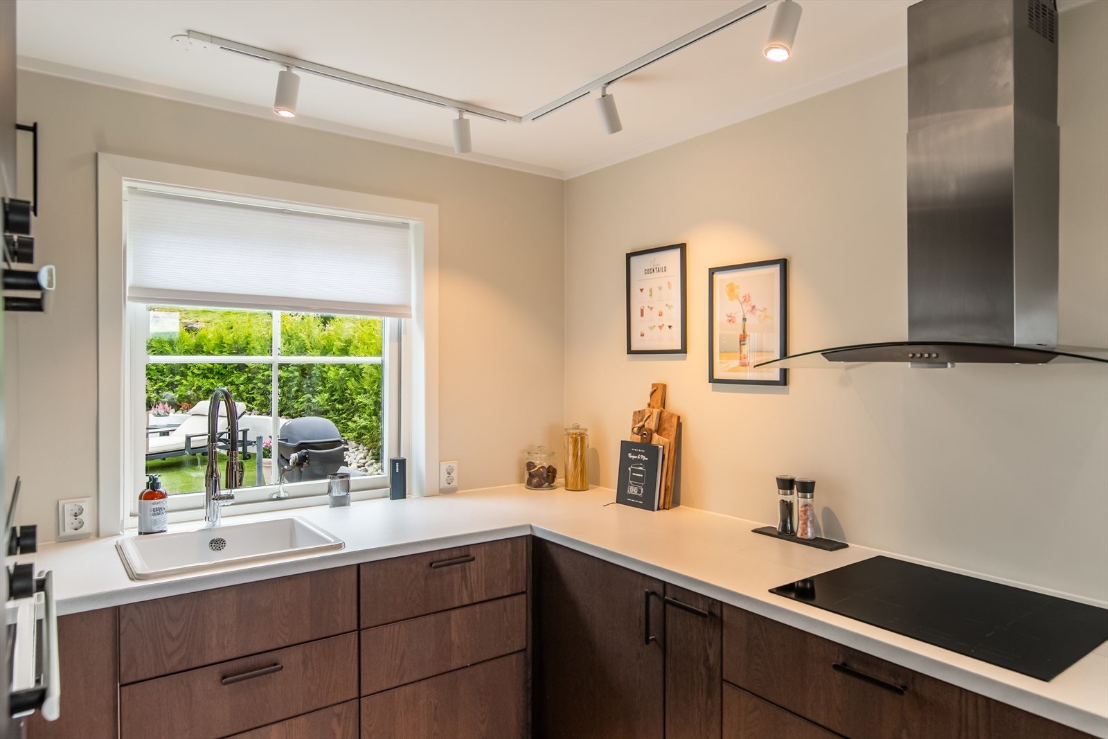 Kjøkkenet er utstyrt med integrerte hvitevarer, inkludert stekeovn og mikrobølgeovn i høyskap, samt induksjonstopp og ventilator i stål. Galleribilde