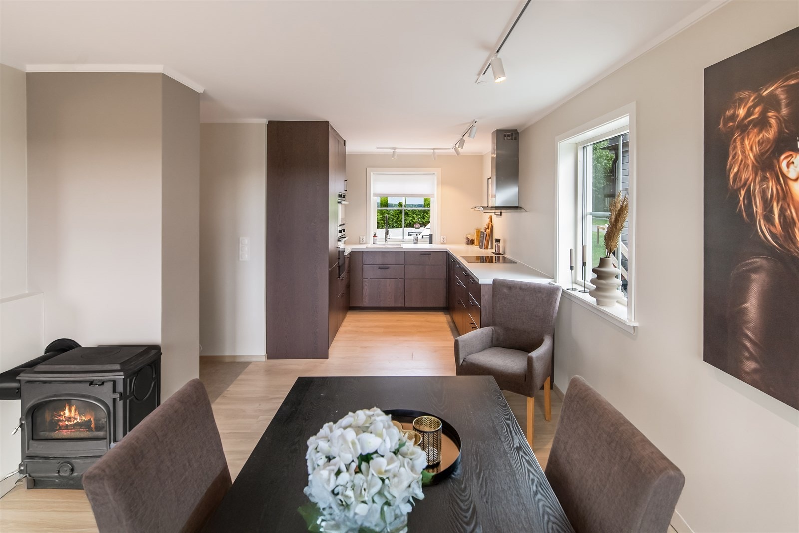 Kjøkkenet fremstår som moderne, funksjonelt og stilrent med et elegant uttrykk. Galleribilde