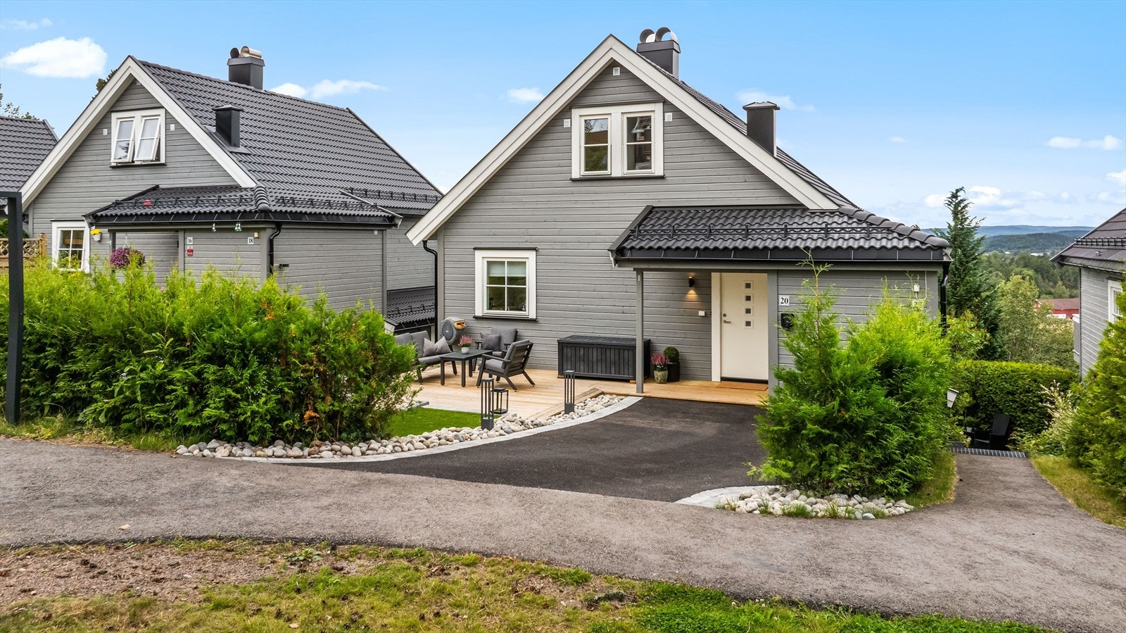 Beliggenheten kombinerer det beste av to verdener - fredelige omgivelser tett på naturen, samtidig som man har kort vei til alt man trenger i hverdagen. Galleribilde