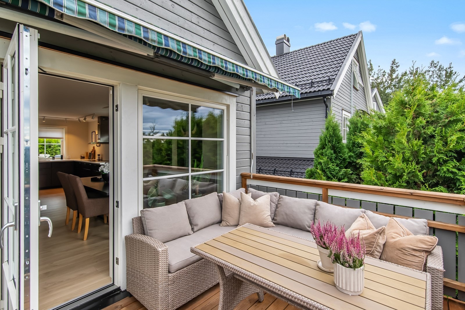 Hekk mellom naboer gjør verandaen skjermet fra de rundt. Galleribilde