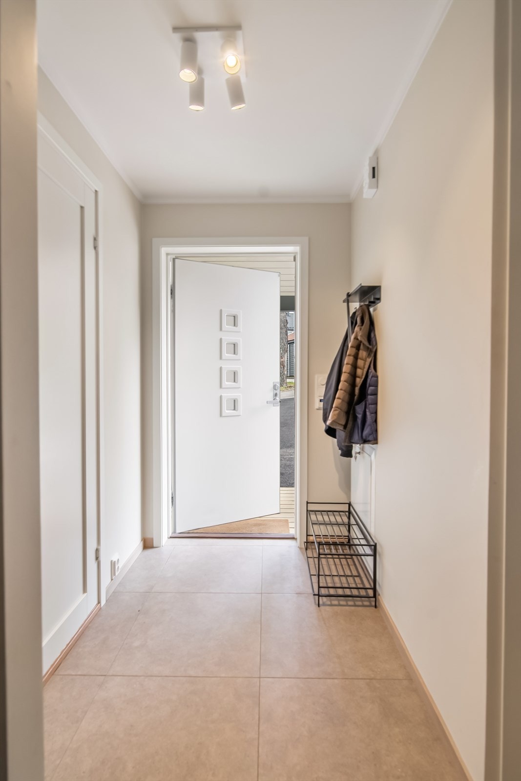 Det er god plass til å henge fra seg yttertøyet. Galleribilde