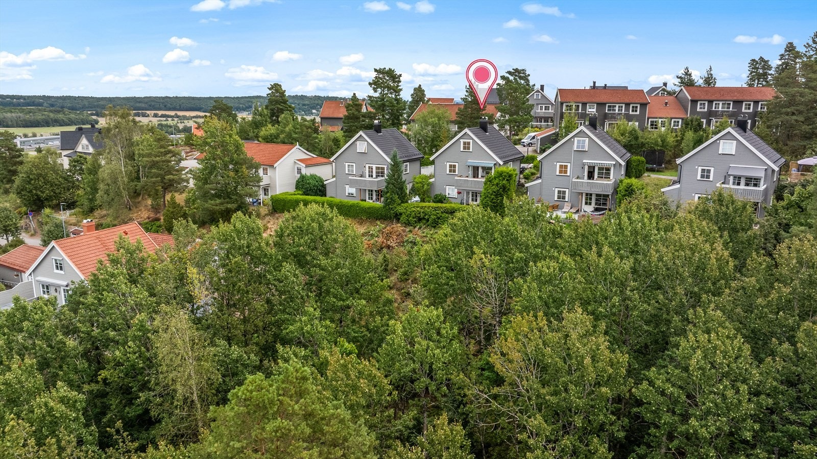 Kommunikasjonsmessig ligger boligen svært godt til, med enkel adkomst til E18 som gir korte reisetider både sørover og mot Oslo. Galleribilde