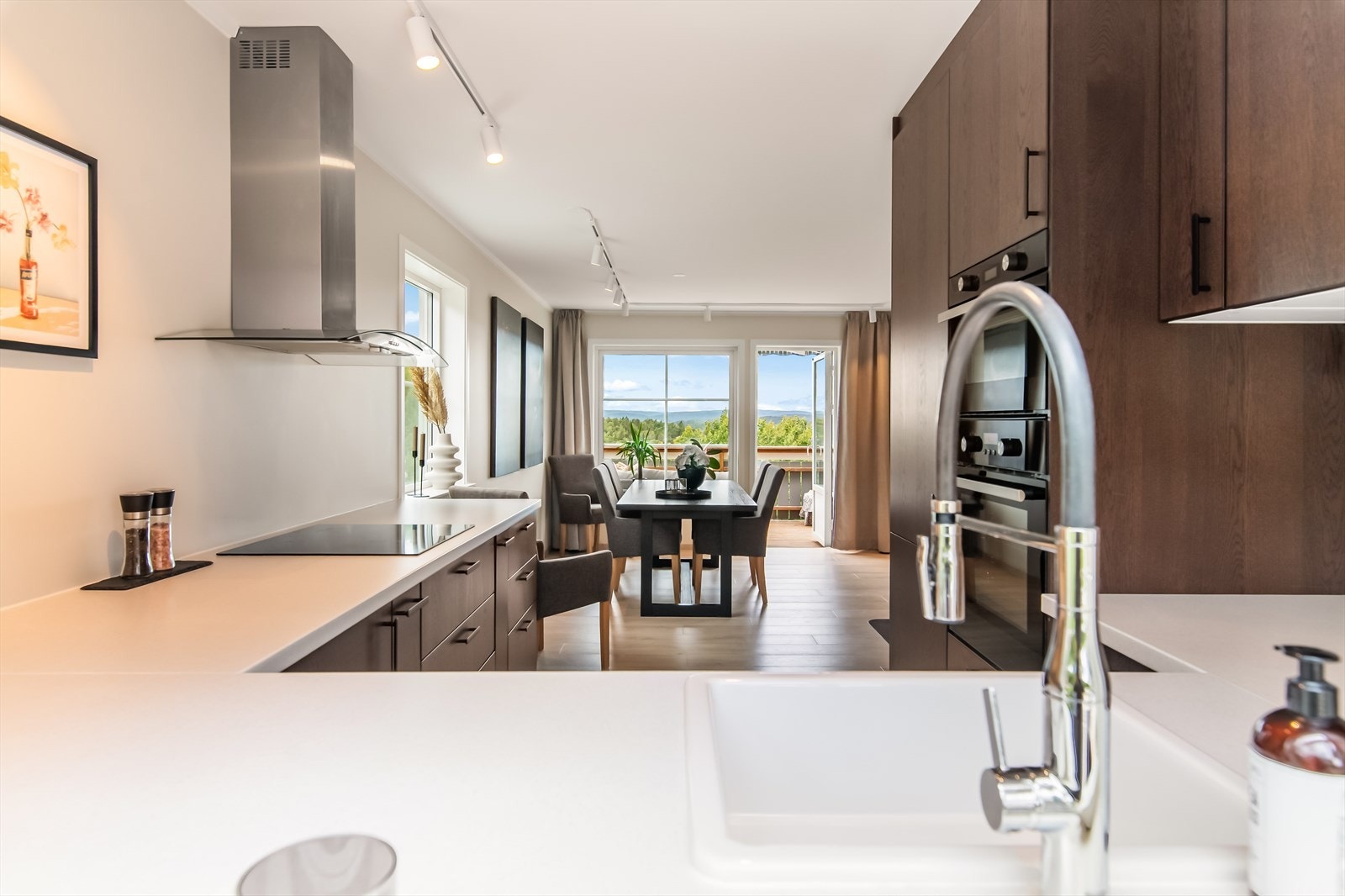 Rommet har en praktisk U-form som gir gode arbeidsforhold og effektiv utnyttelse av plassen, samtidig som det er rikelig med skap- og benkeplass. Galleribilde