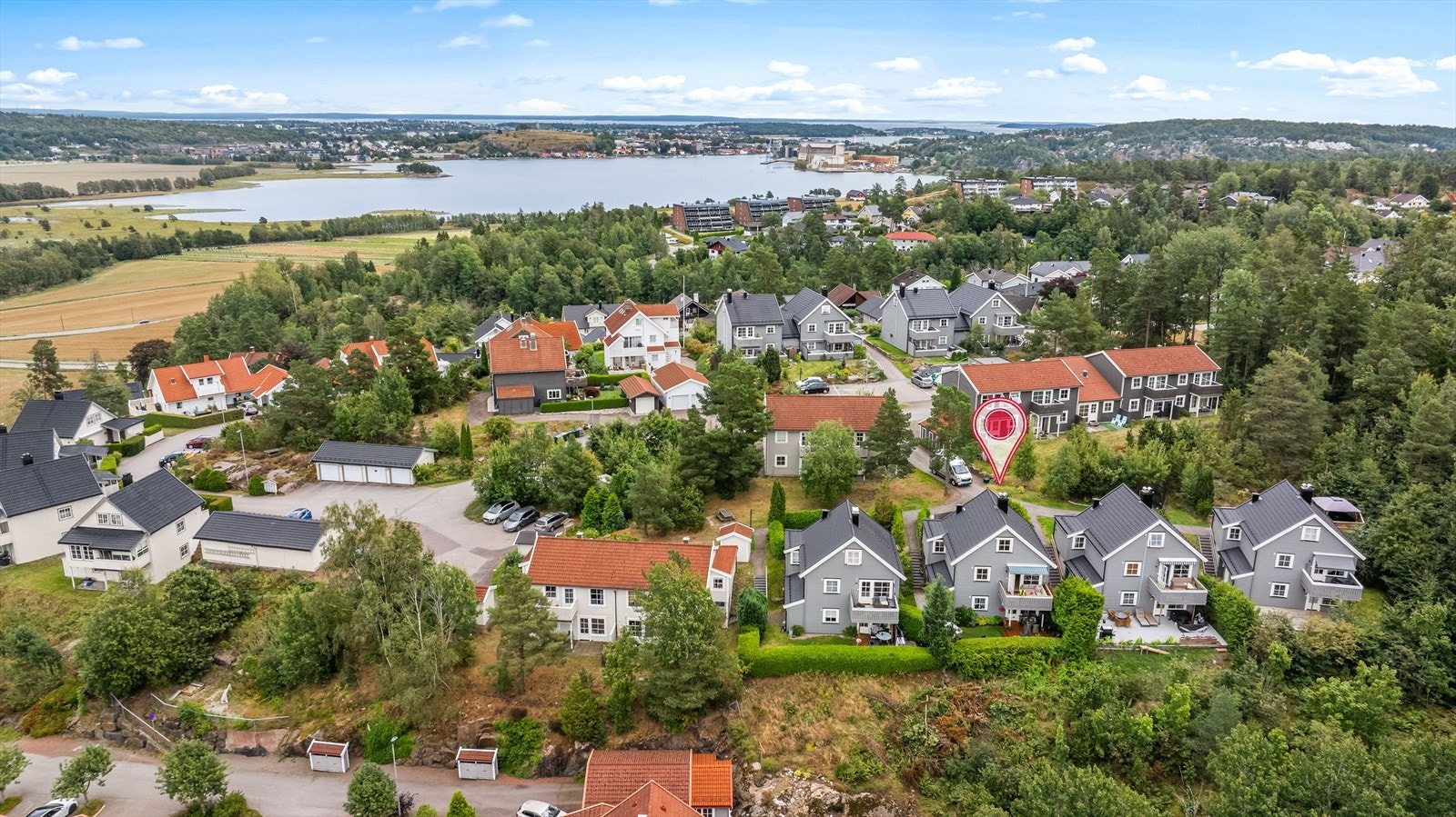 Det er også gode bussforbindelser fra nærområdet, med hyppige avganger til Tønsberg sentrum og øvrige områder i regionen. Galleribilde
