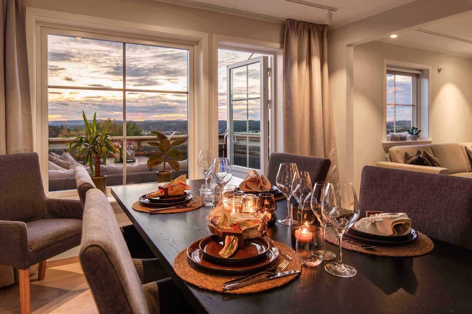 Boligen ligger høyt og fritt, her kan man nyte den spesielle kveldsstemningen når solen går ned i vest. Galleribilde