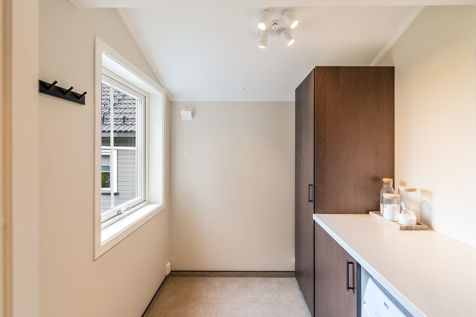 Gulvet er flislagt, mens vegger og tak har malte plater. Galleribilde