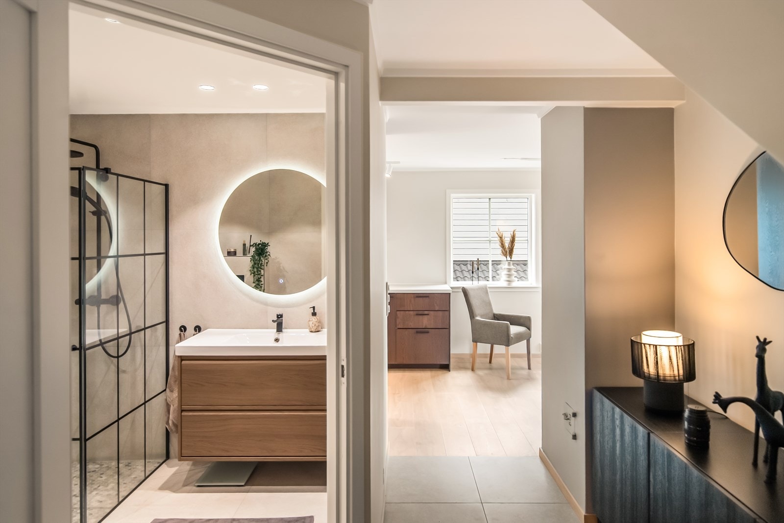 Fra gangen har man inngang til badet og vaskerommet. Galleribilde