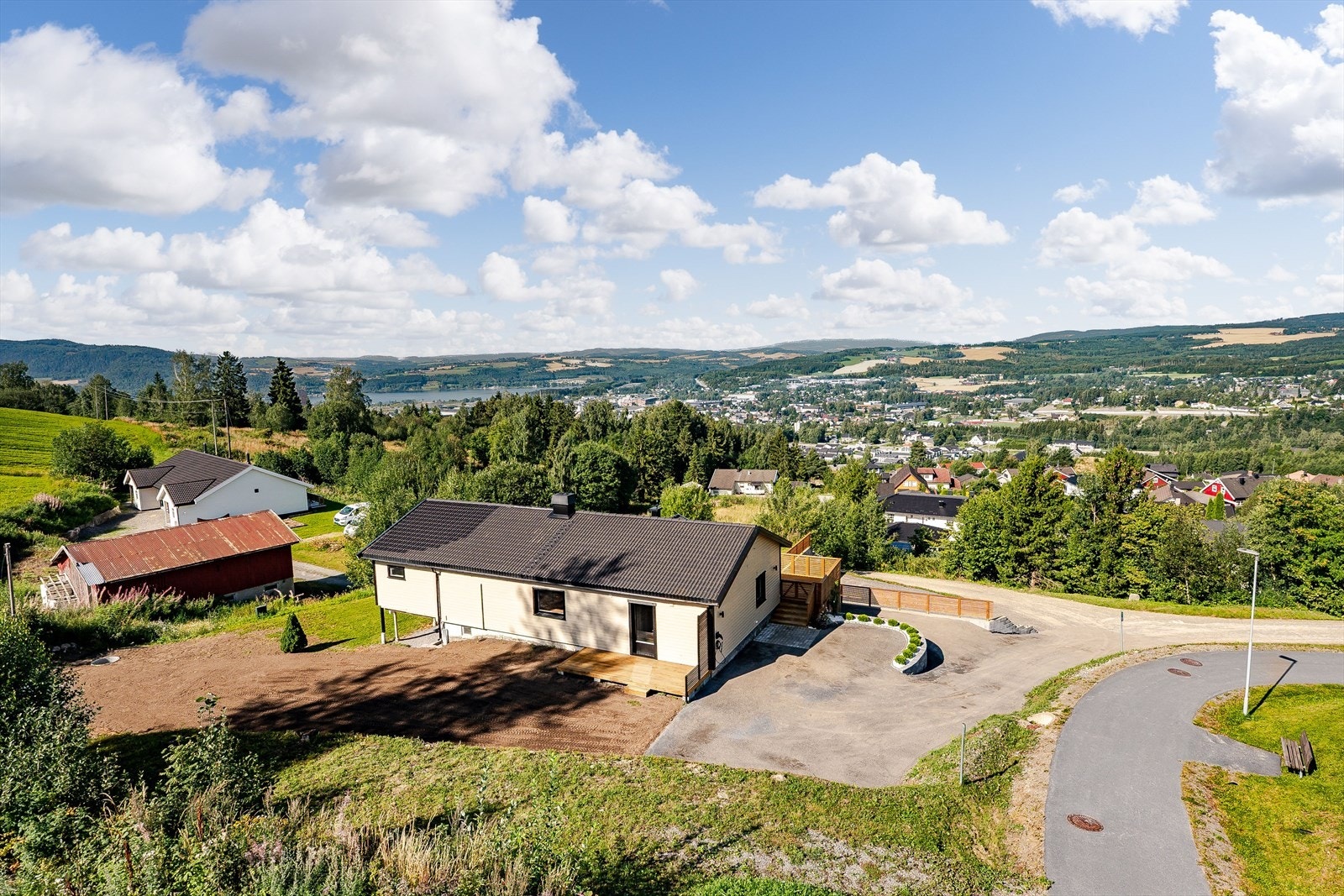 Fint beliggende enebolig. Galleribilde