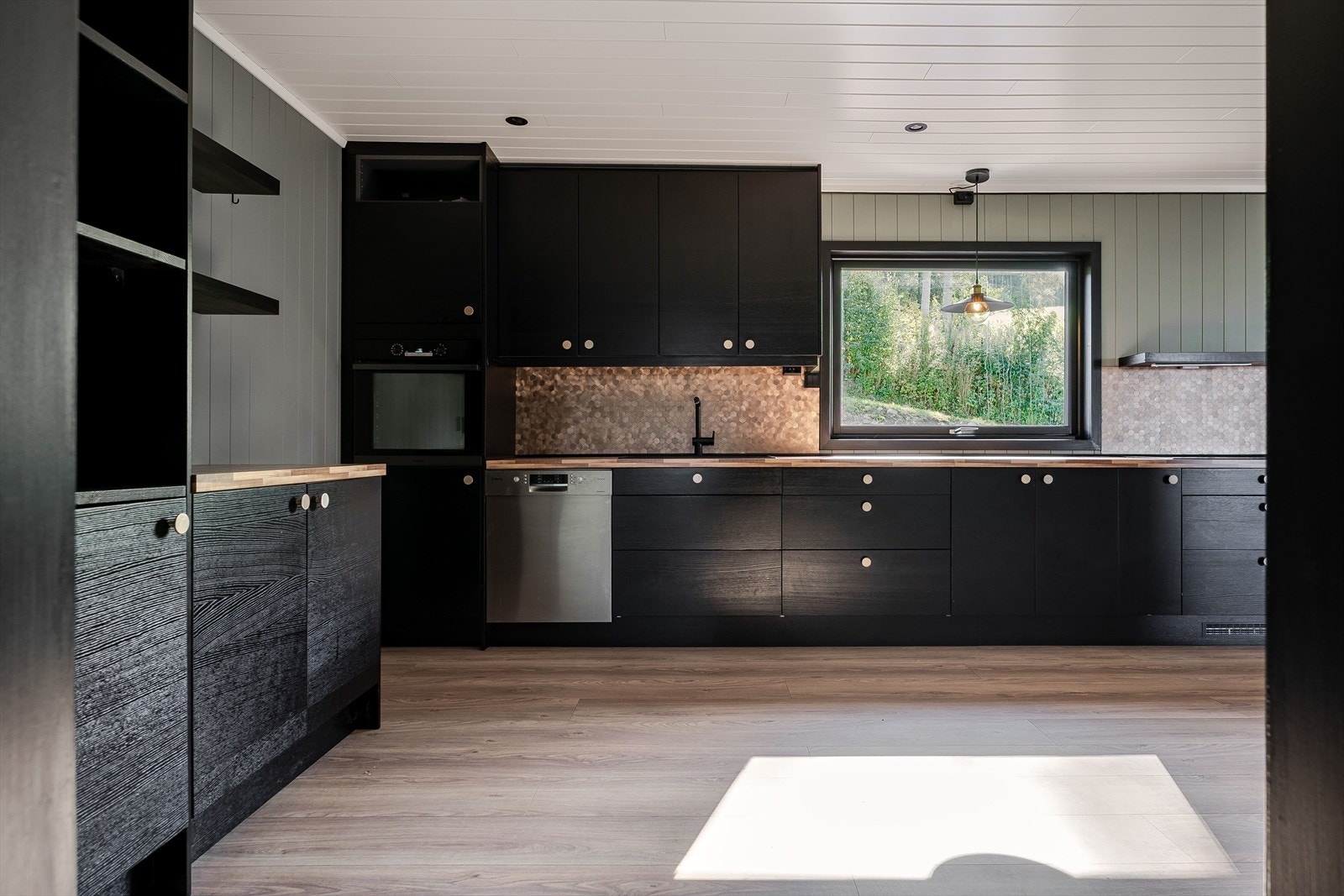 Fint mørkt kjøkken. Galleribilde