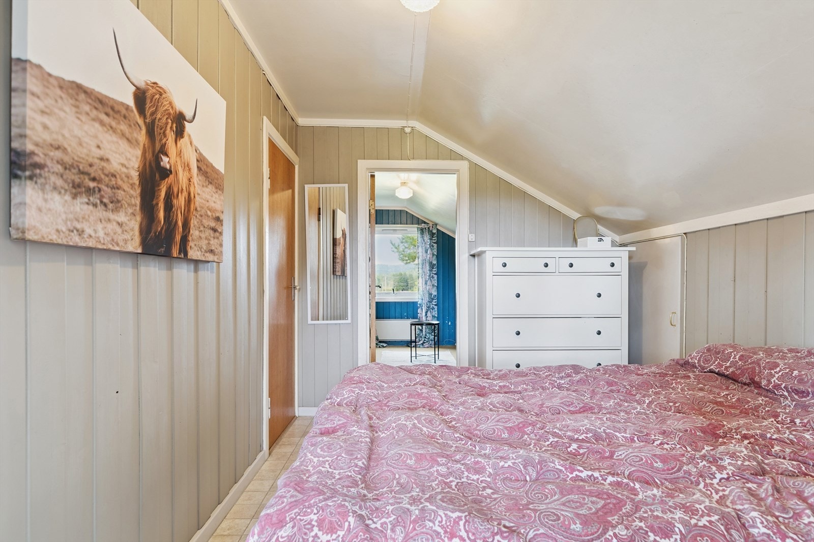 Dette soverommet har vært benyttet som hovedsoverom og har inngang til soverom 2. Galleribilde