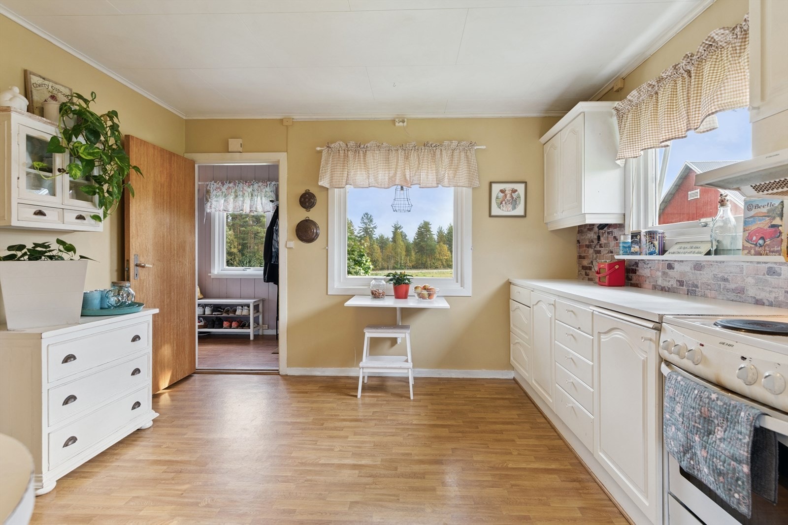 Kjøkkenet har også mulighet for spiseplass ved vinduet. Galleribilde