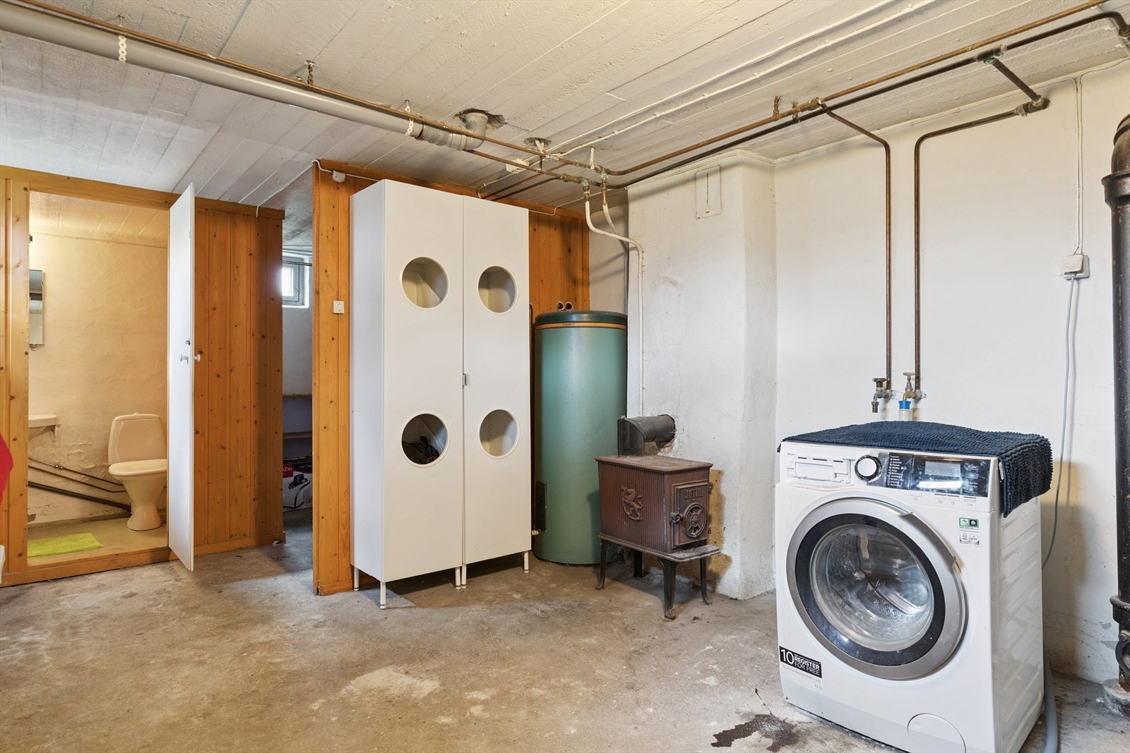 Vaskerom og wc-rom i kjeller. Galleribilde