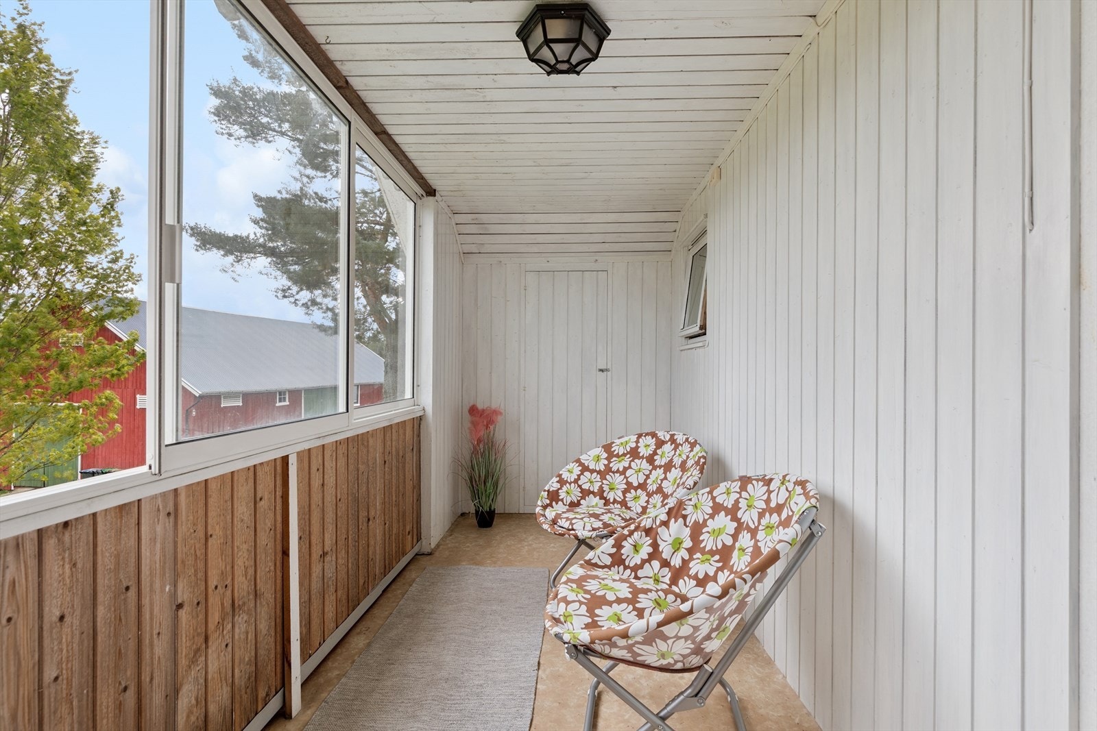 Fra det ene soverommet er det utgang til innglasset balkong. Galleribilde