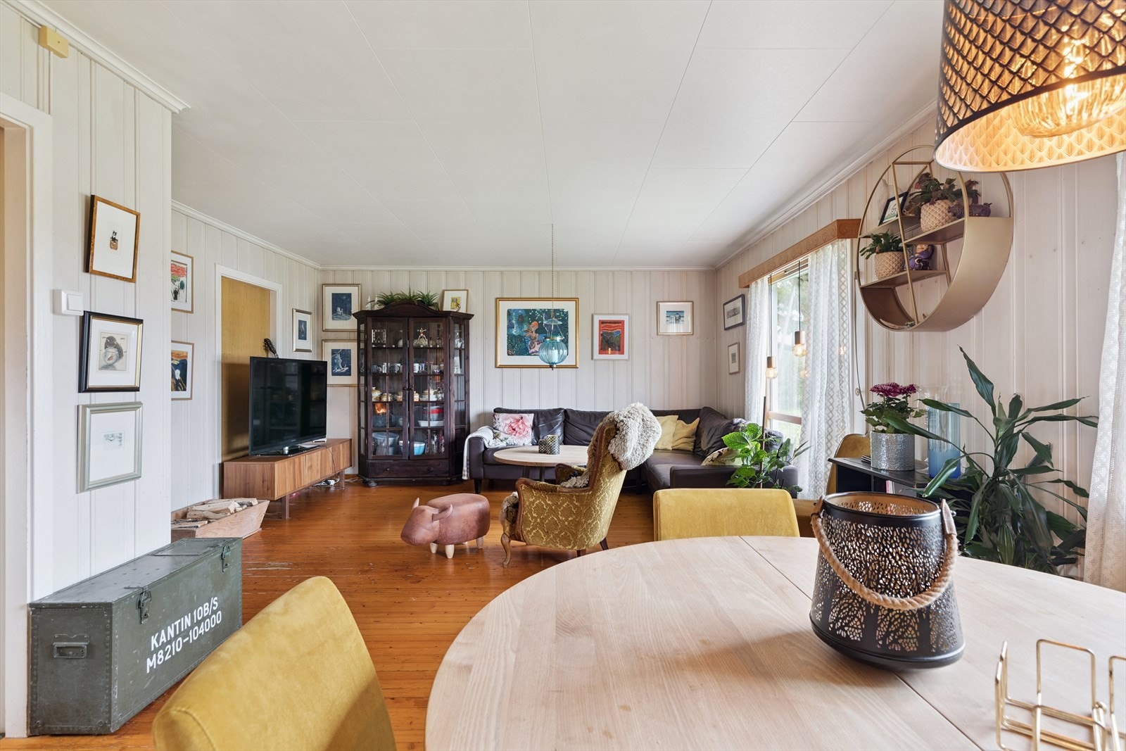 Romslig stue med plass til både spisebord og koselig sofahjørne. Galleribilde