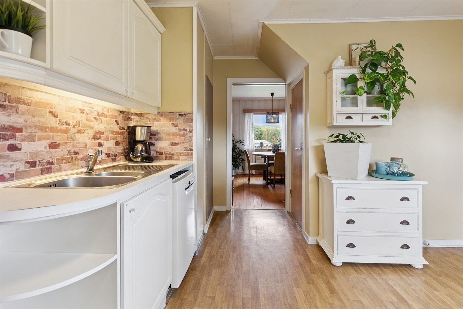 Fra kjøkkenet er det inngang til spisestue. Galleribilde