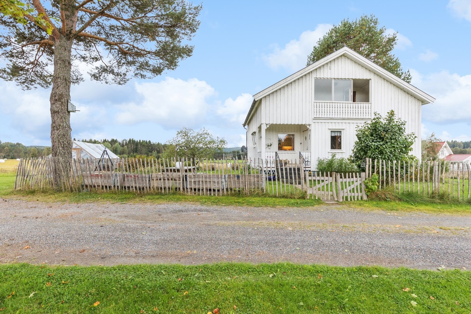 Bolig i 1 1/2 etasje + kjeller med overbygget inngangsparti og innglasset balkong i 2. etasje. Galleribilde