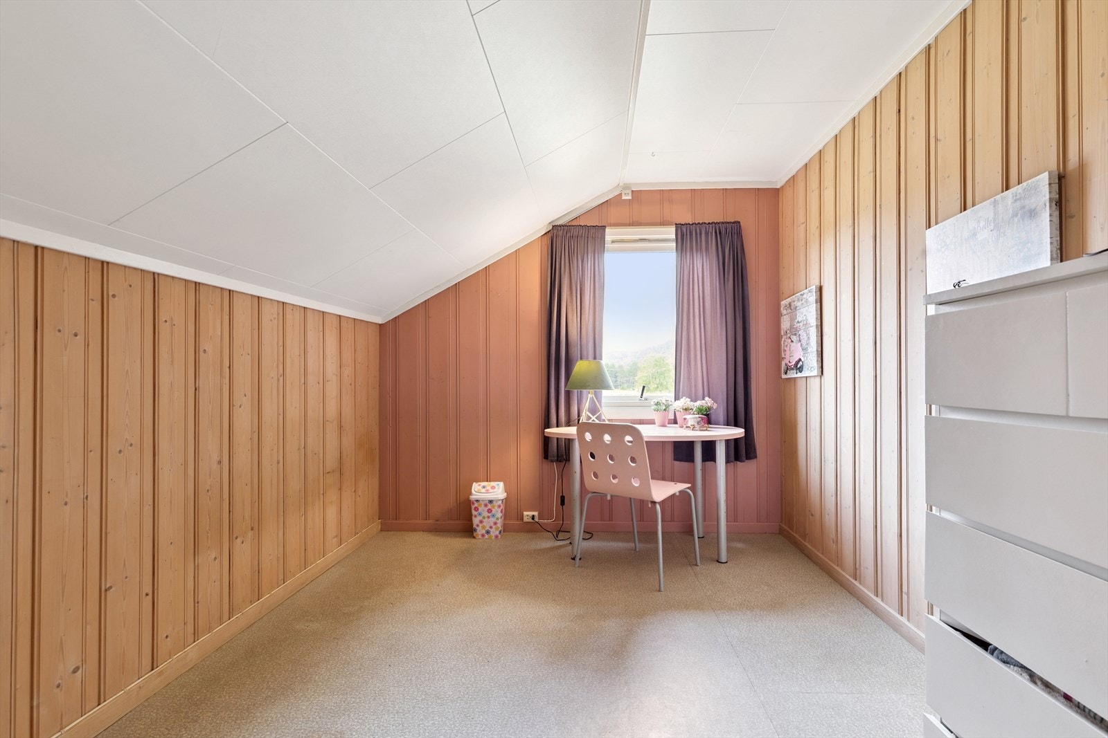 Alle tre soverom i 2. etasje har skråhimling. Galleribilde